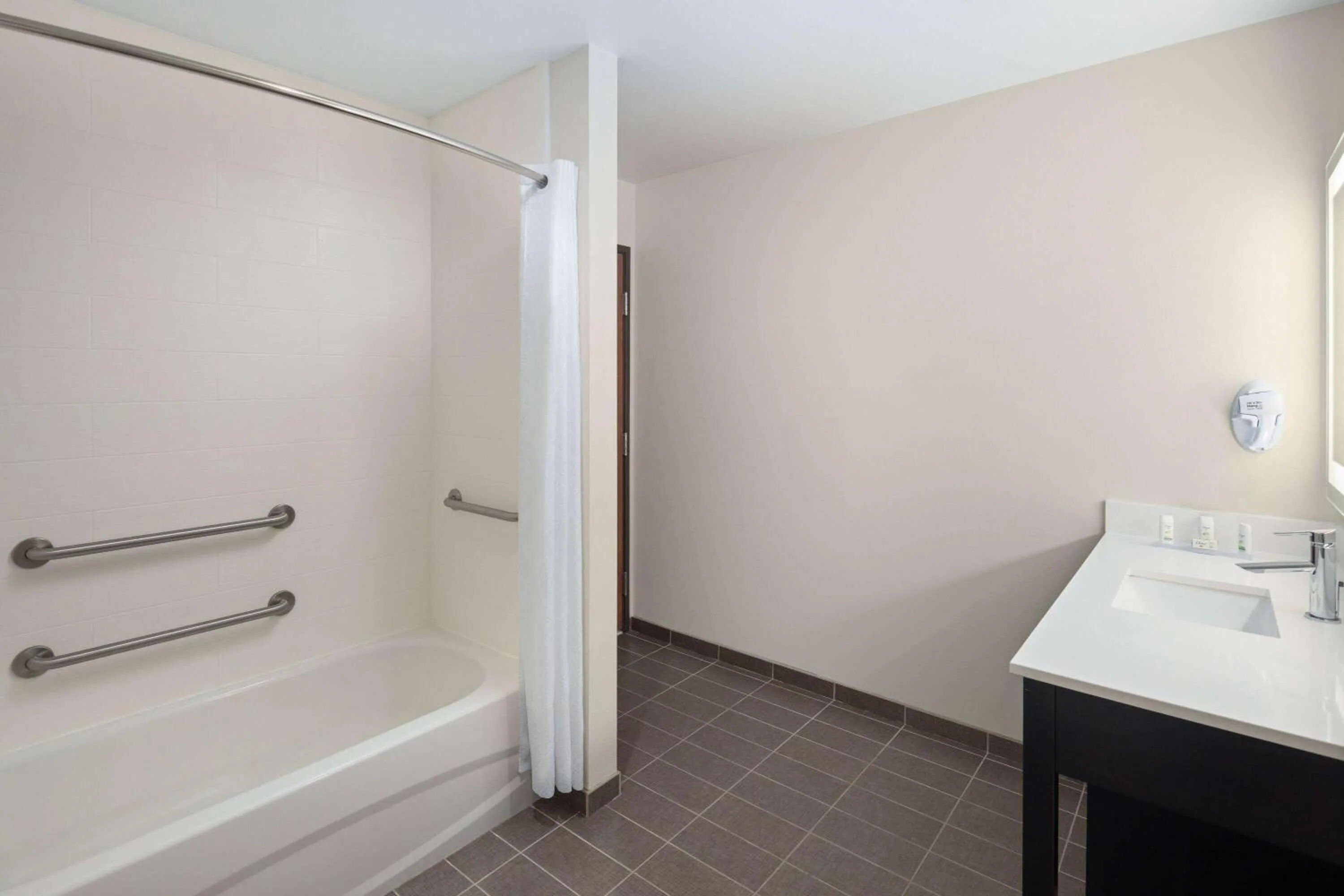 Photo of the whole room in La Quinta Inn & Suites by Wyndham Wenatchee