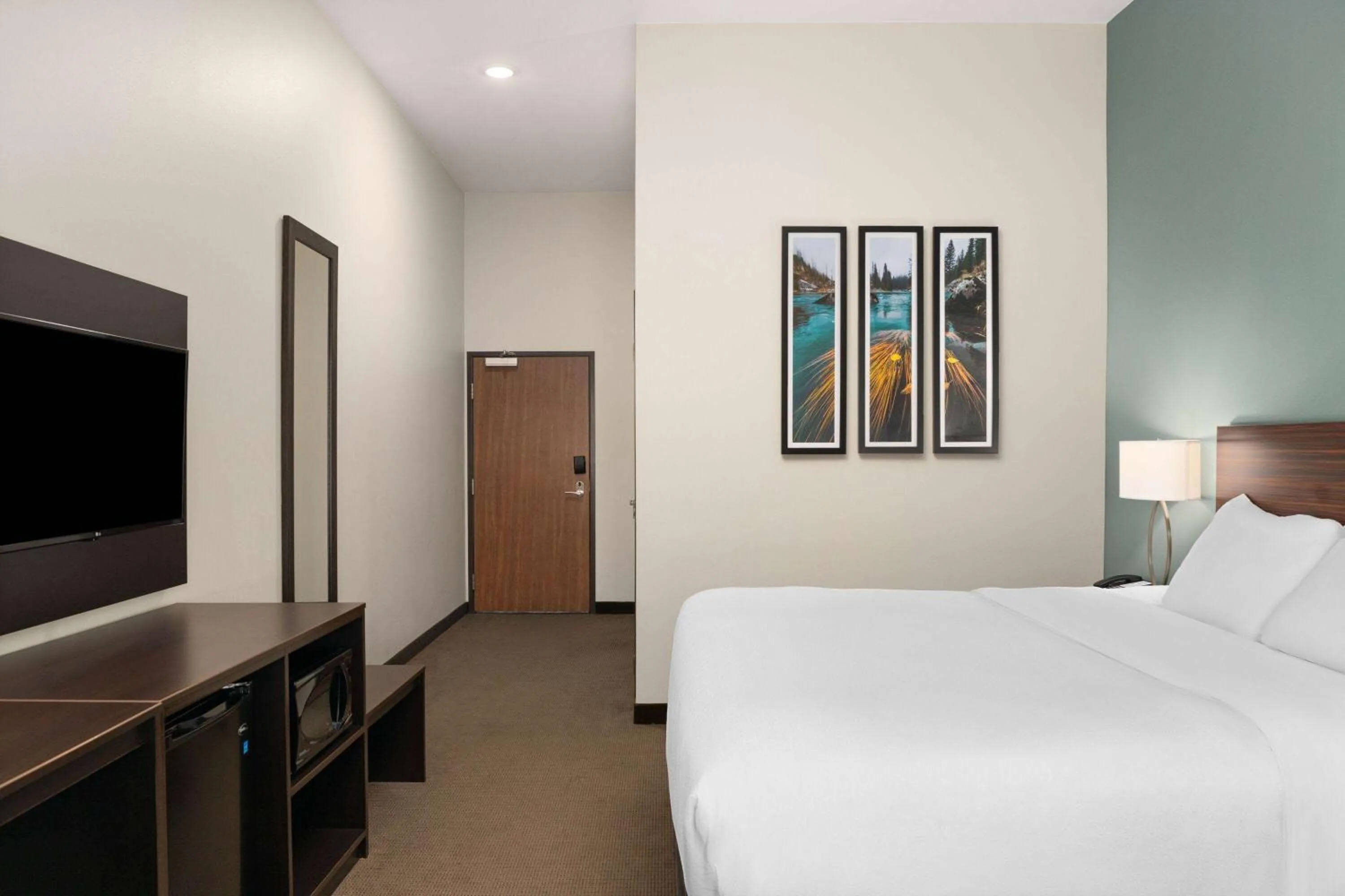 Photo of the whole room, Bed in La Quinta Inn & Suites by Wyndham Wenatchee