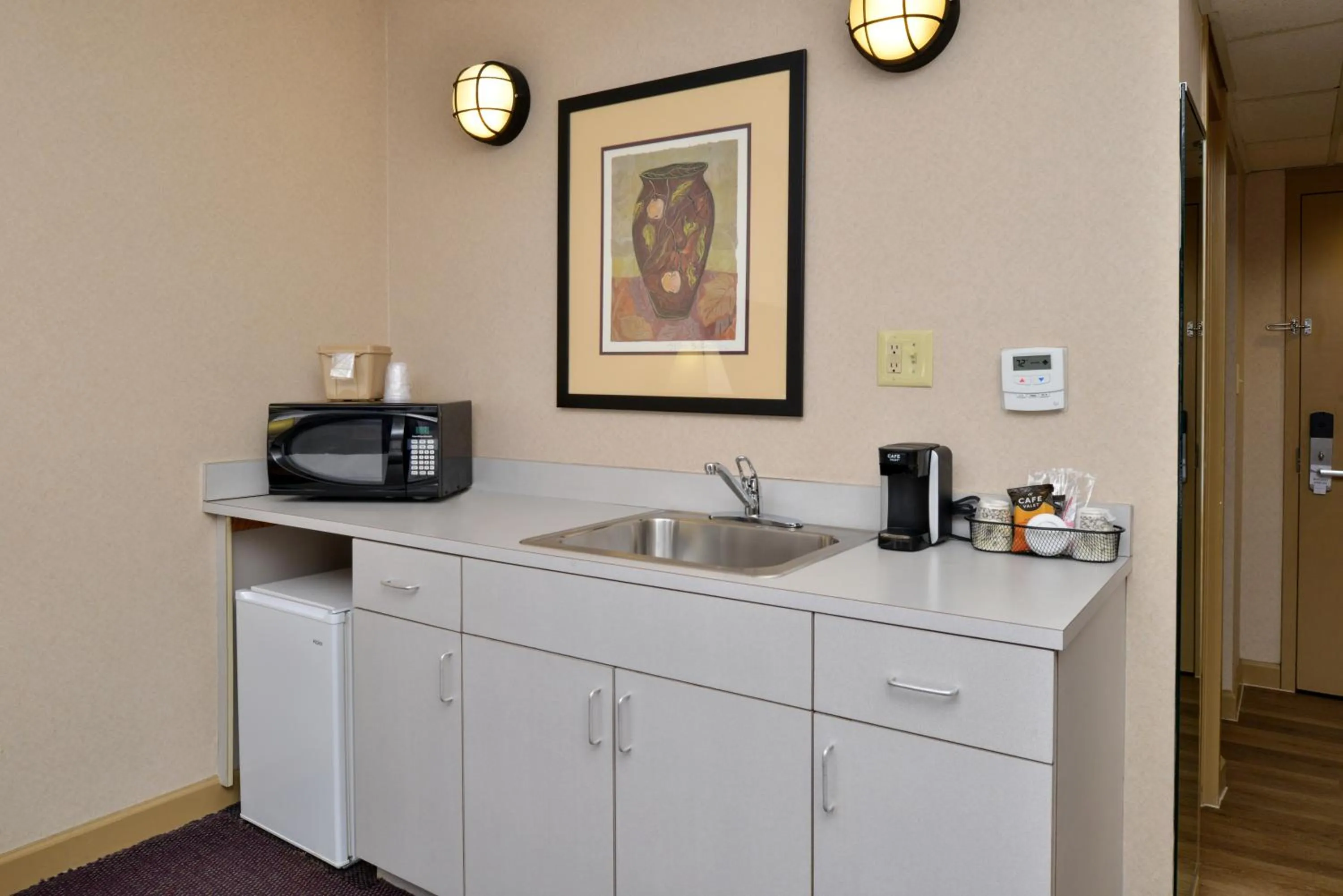 Kitchen or kitchenette in Hawthorne Inn & Conference Center