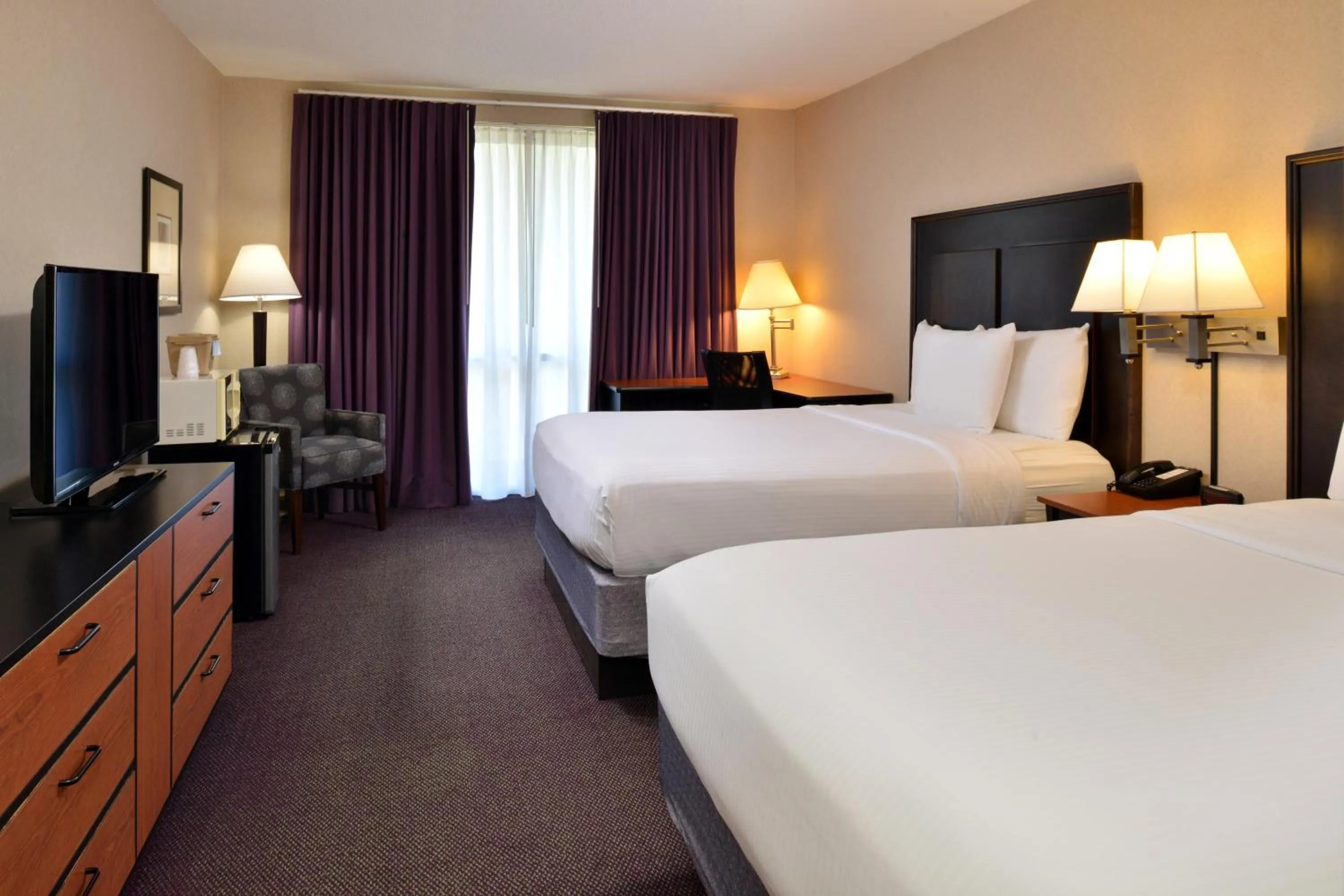 Bedroom, Bed in Hawthorne Inn & Conference Center