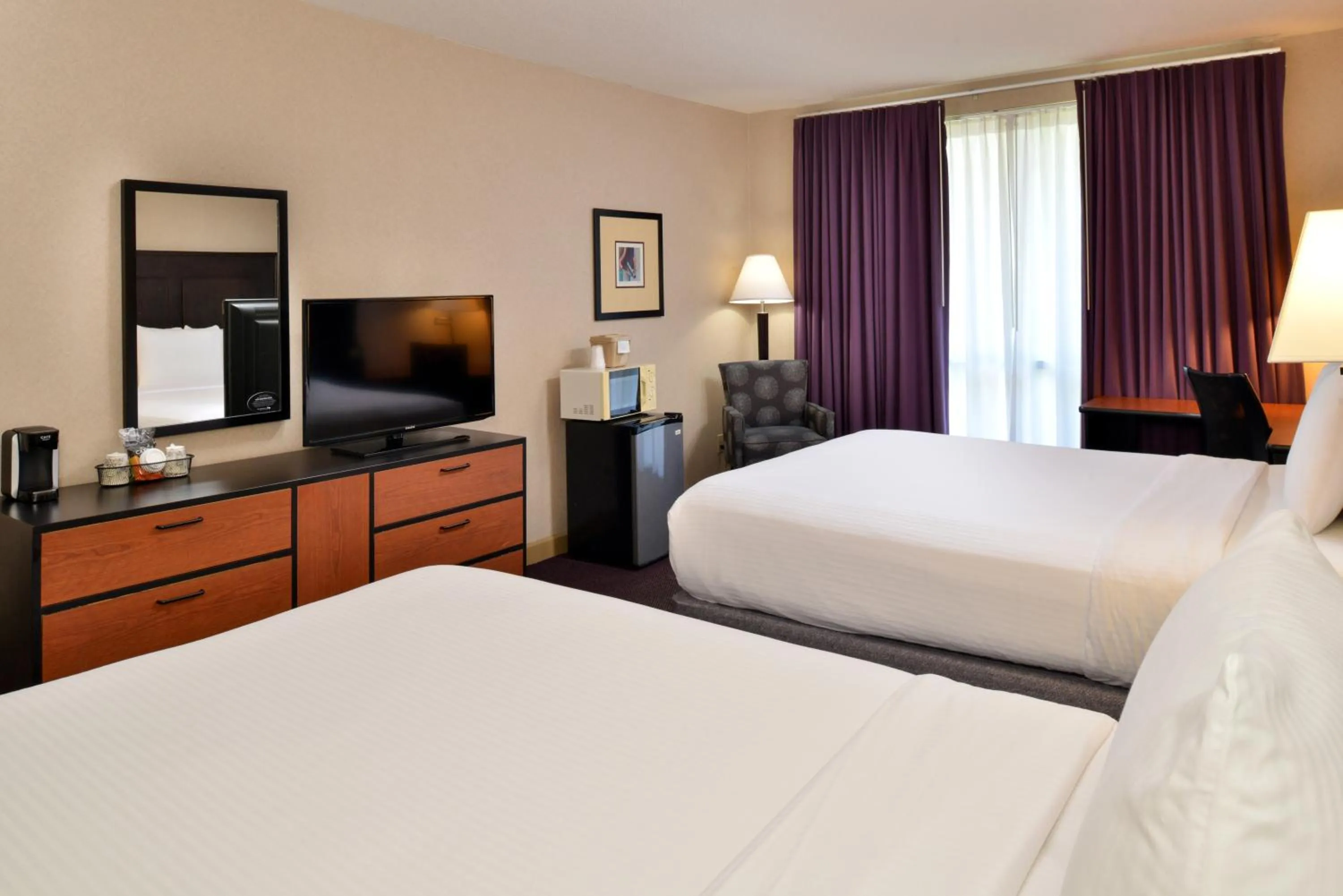 Bedroom, Bed in Hawthorne Inn & Conference Center