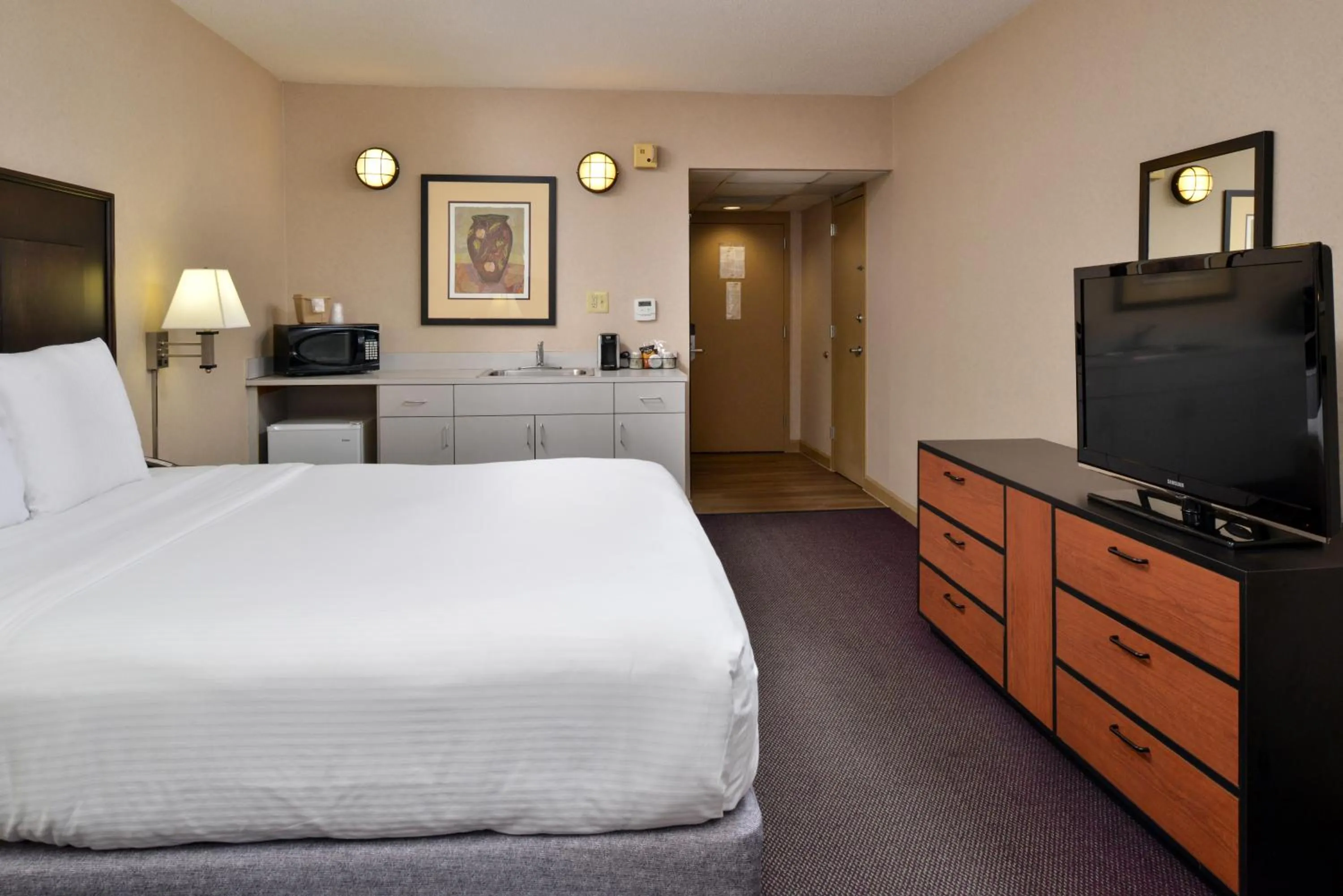 Kitchen or kitchenette, Bed in Hawthorne Inn & Conference Center