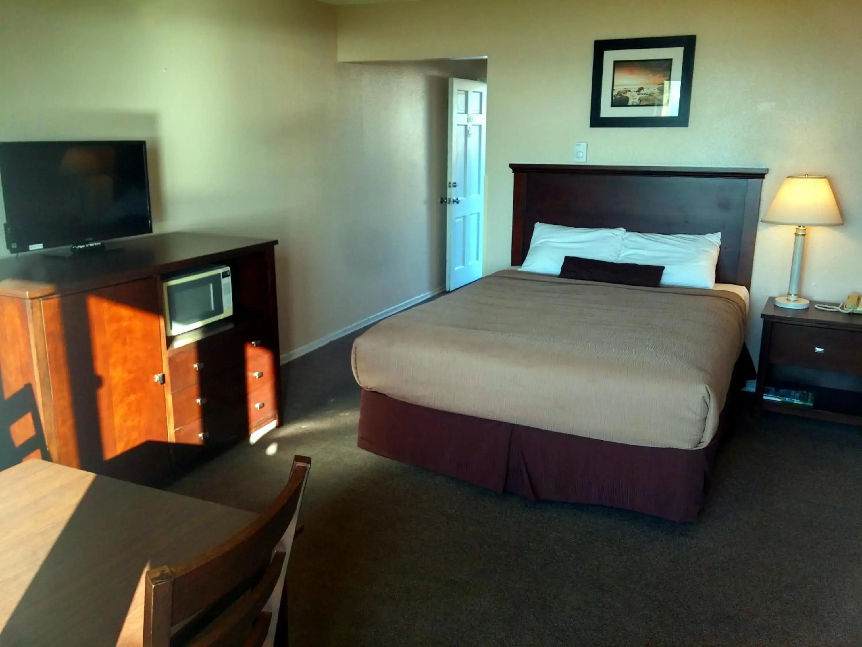 Standard Queen Room - Ocean View in Silver Sands Standard Queen Room - Ocean View in Silver Sands
