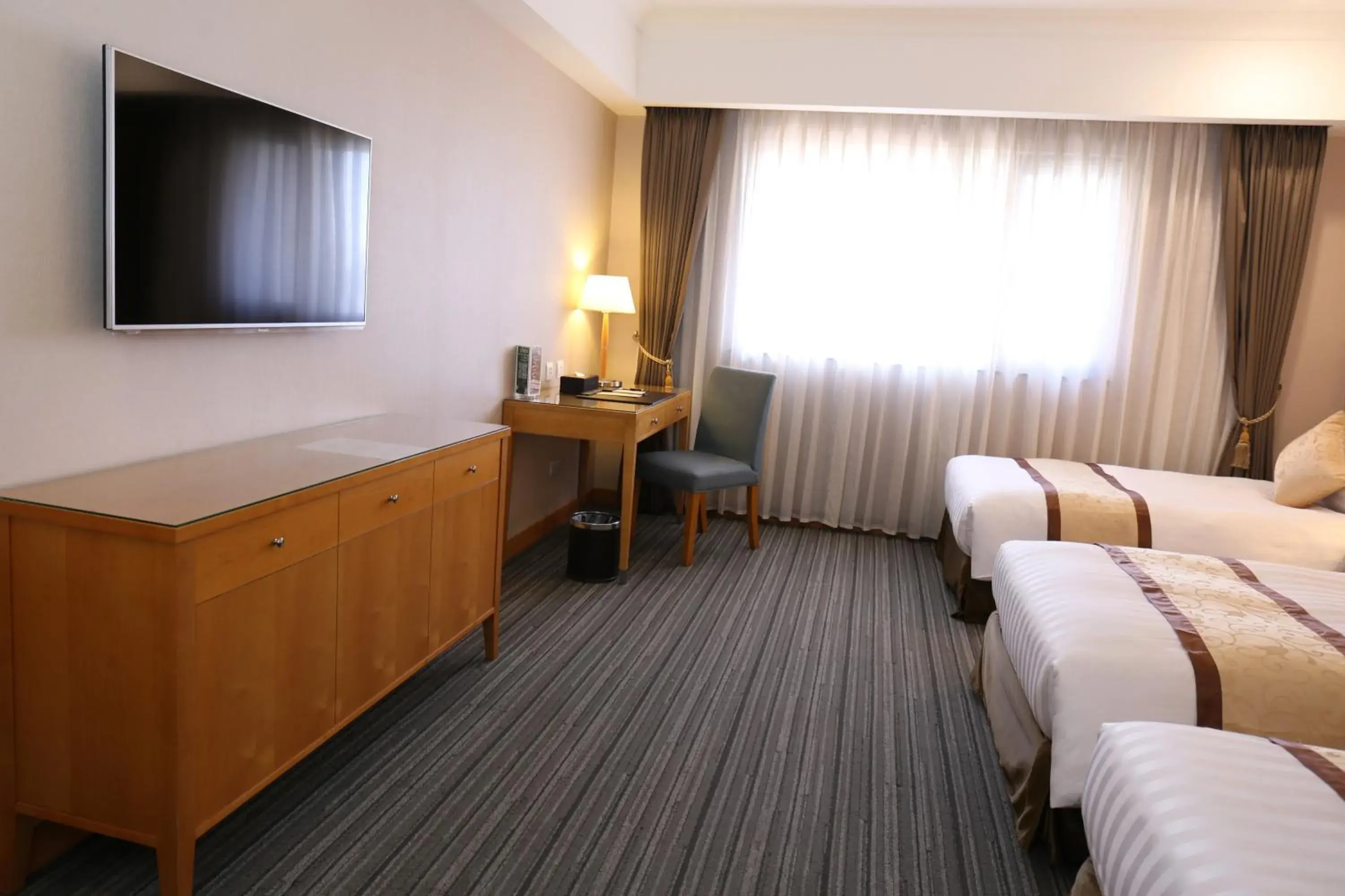 Bed, TV/Entertainment Center in Fushin Hotel Tainan