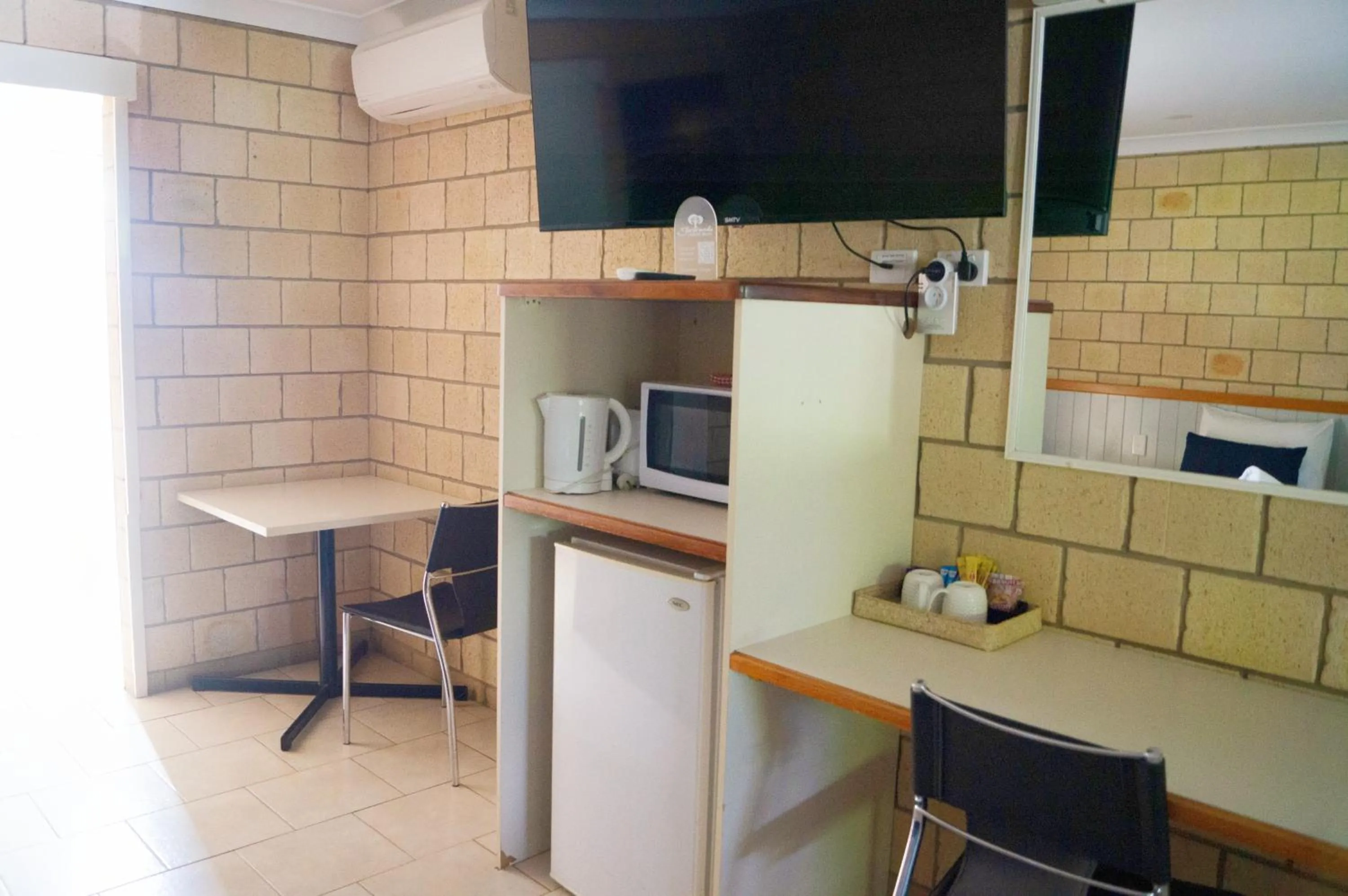 Kitchen or kitchenette in Jacaranda Country Motel