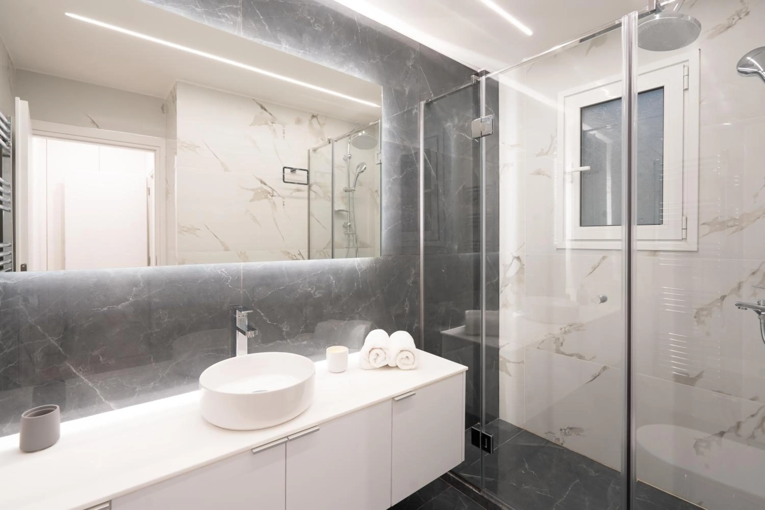 Shower in Exclusive and Deluxe Apartment in Athens City