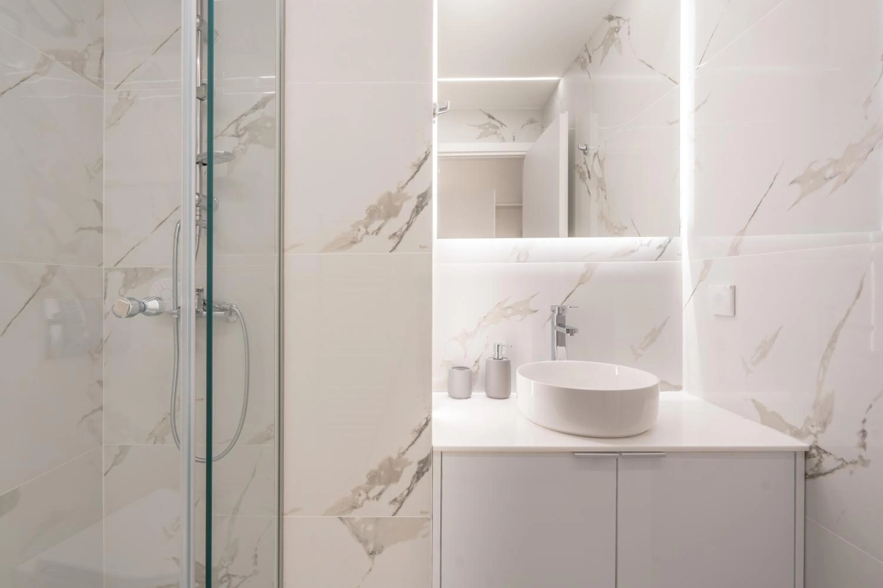 Shower in Exclusive and Deluxe Apartment in Athens City