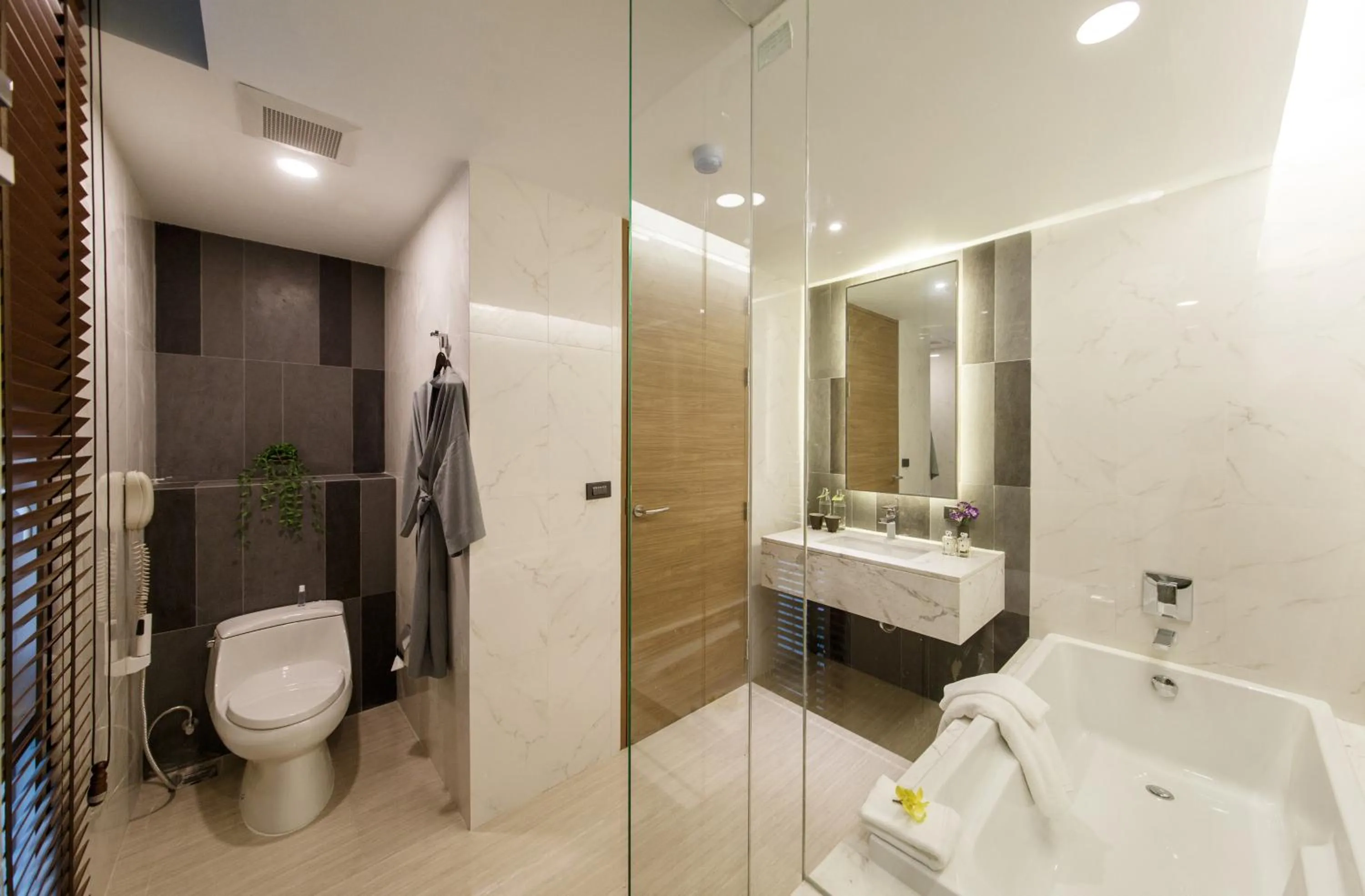 Shower in LiT BANGKOK Residence