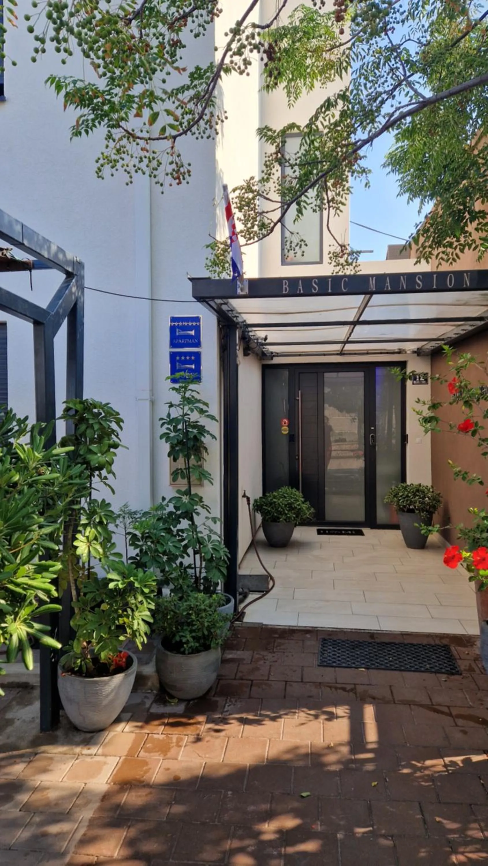 Facade/entrance in Basic Mansion Mandalina