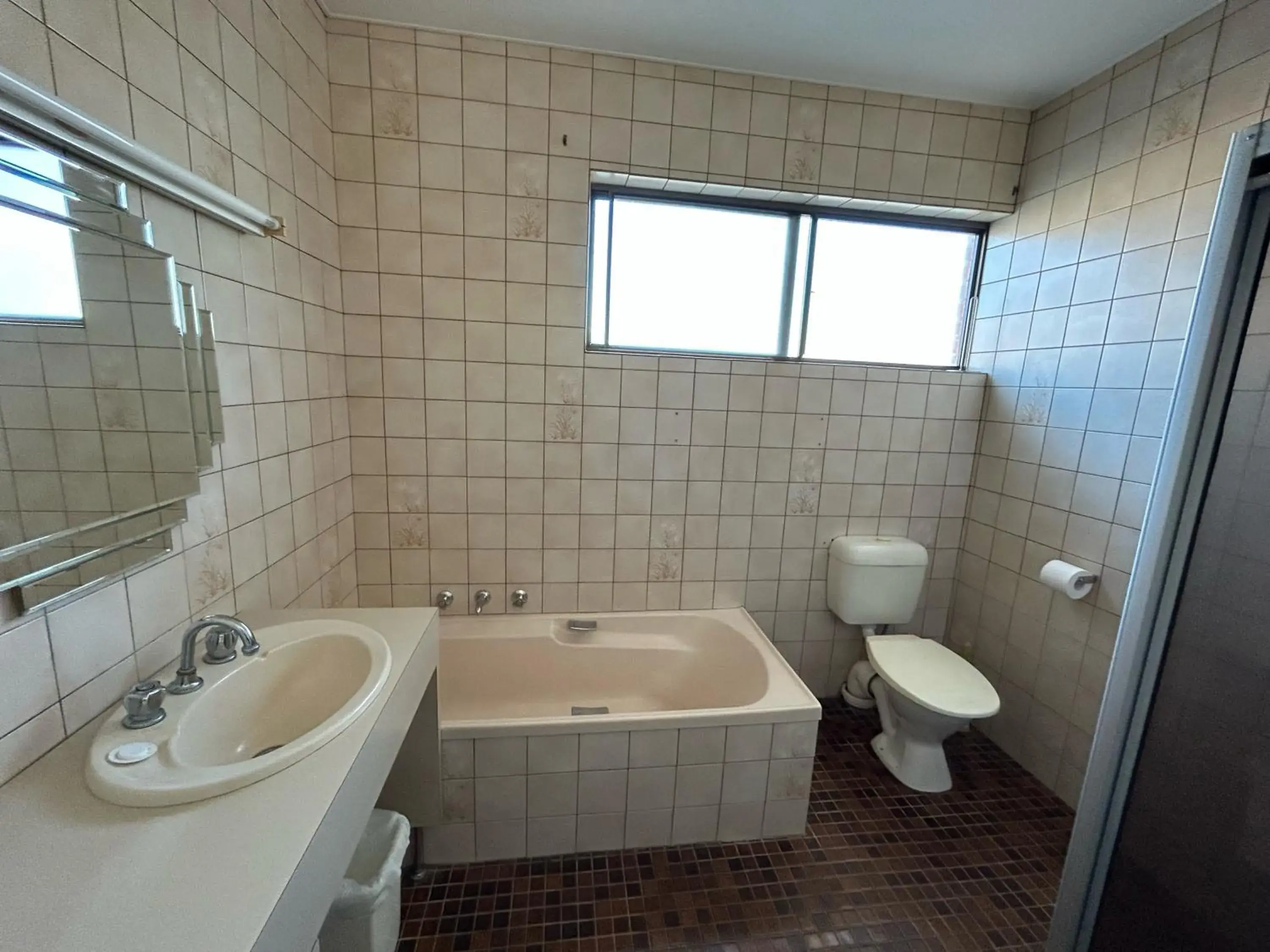 Three-Bedroom House in East West Motel Ceduna Three-Bedroom House in East West Motel Ceduna