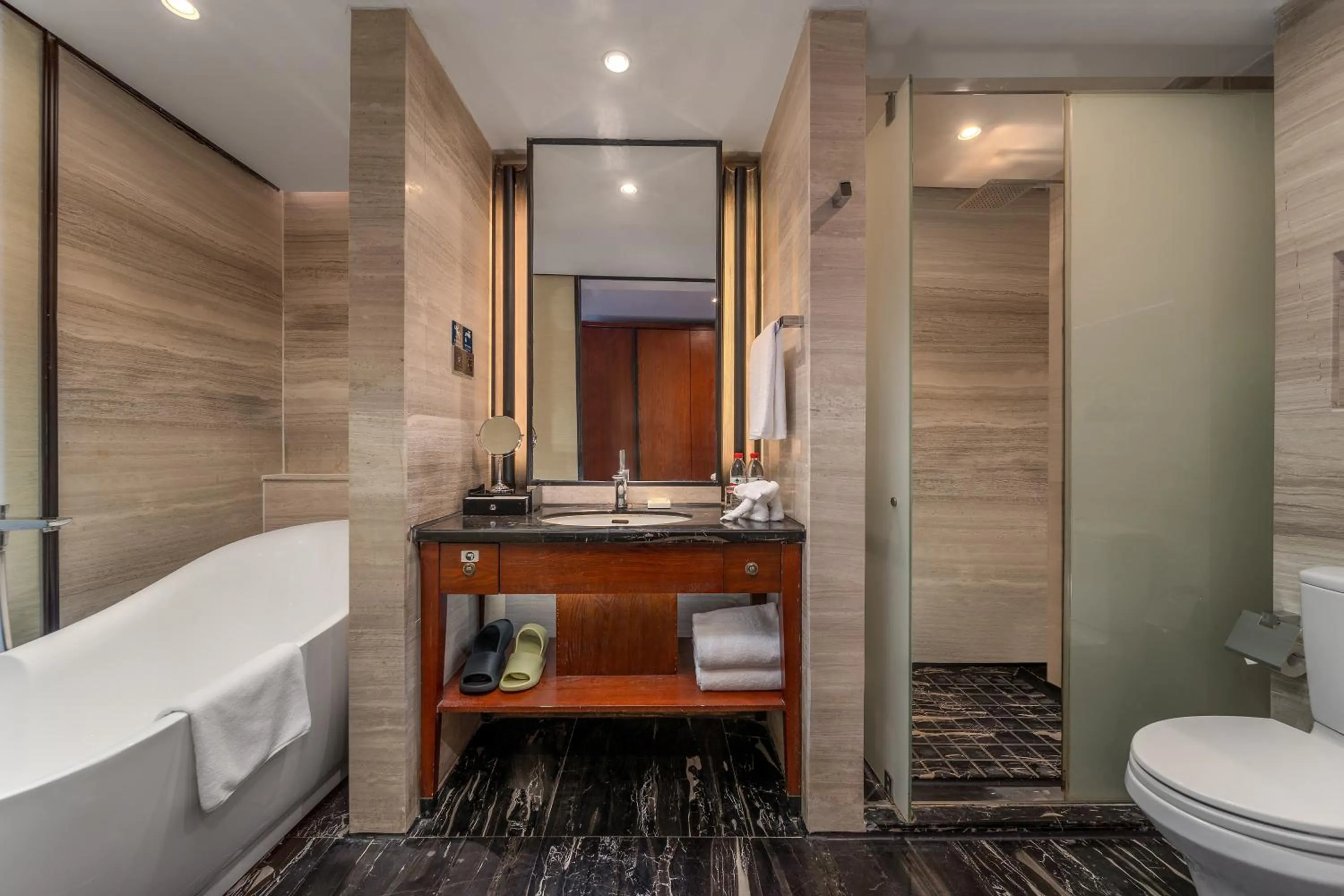 Shower in Jolie Vue Boutique Hotel Guilin (near Elephant Trunk Hill)