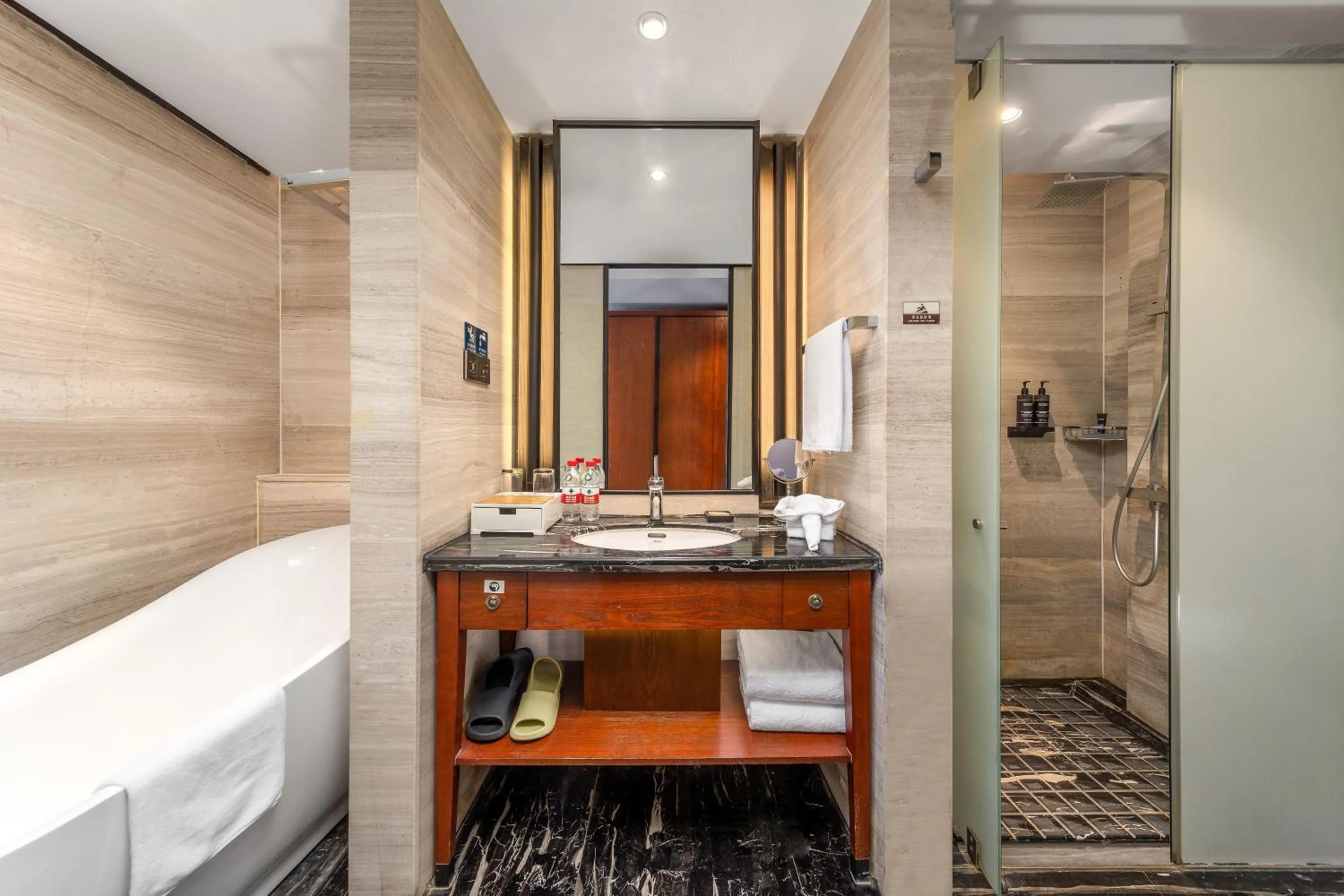 Shower in Jolie Vue Boutique Hotel Guilin (near Elephant Trunk Hill)