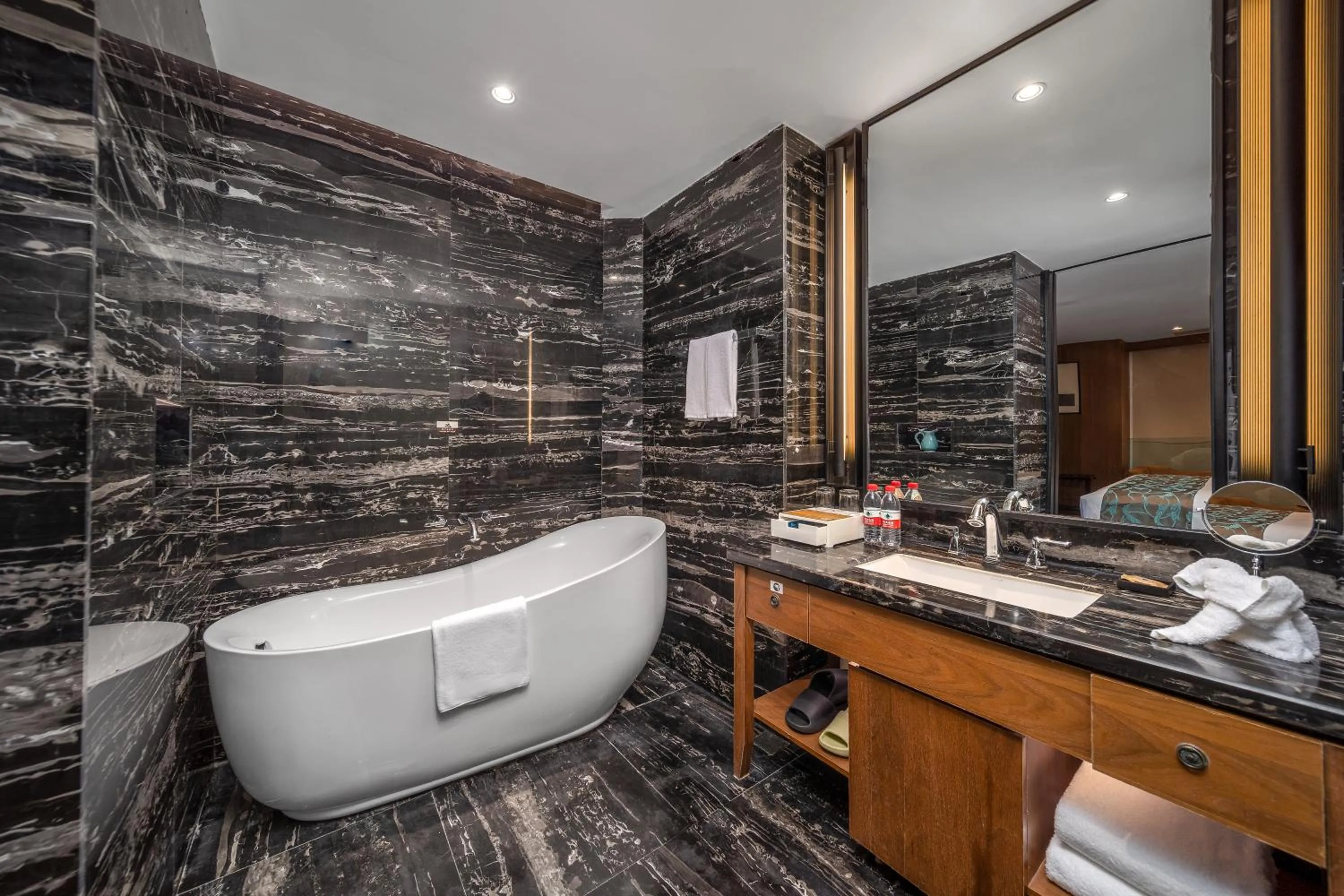 Bathroom in Jolie Vue Boutique Hotel Guilin (near Elephant Trunk Hill)