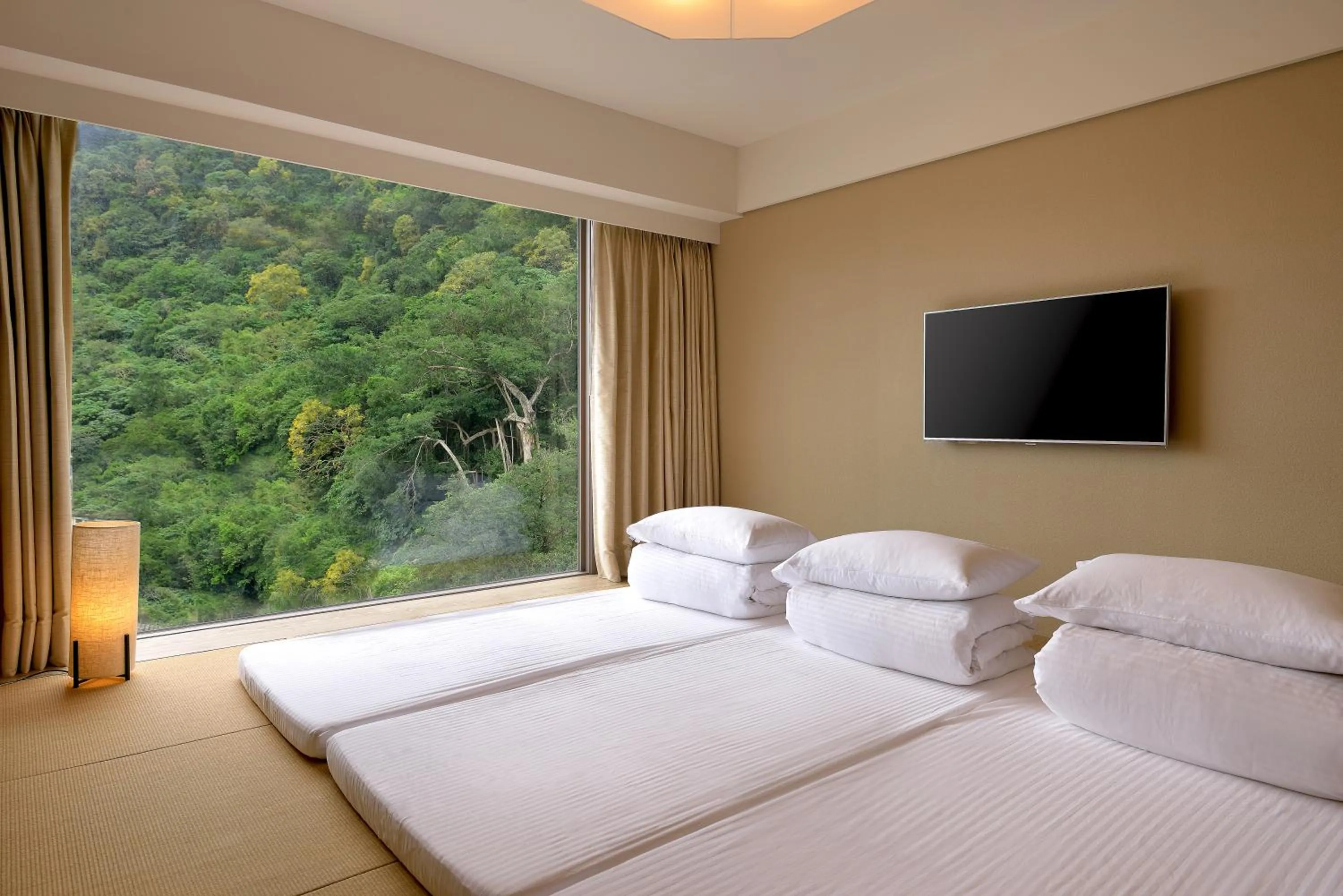Mountain view, Bed in Chihpen Century Hotel