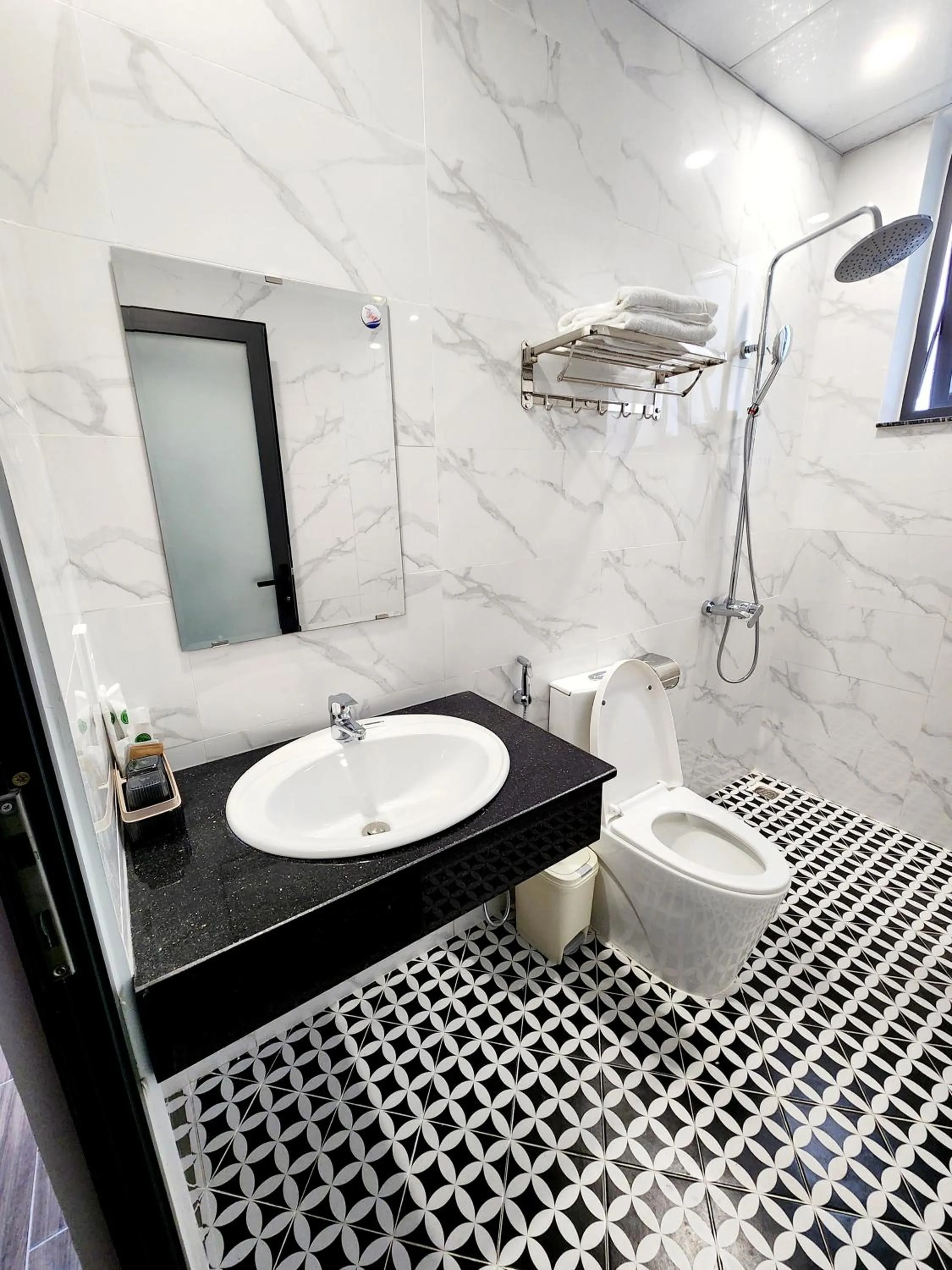 Shower in Happy Bun Hotel Da Lat