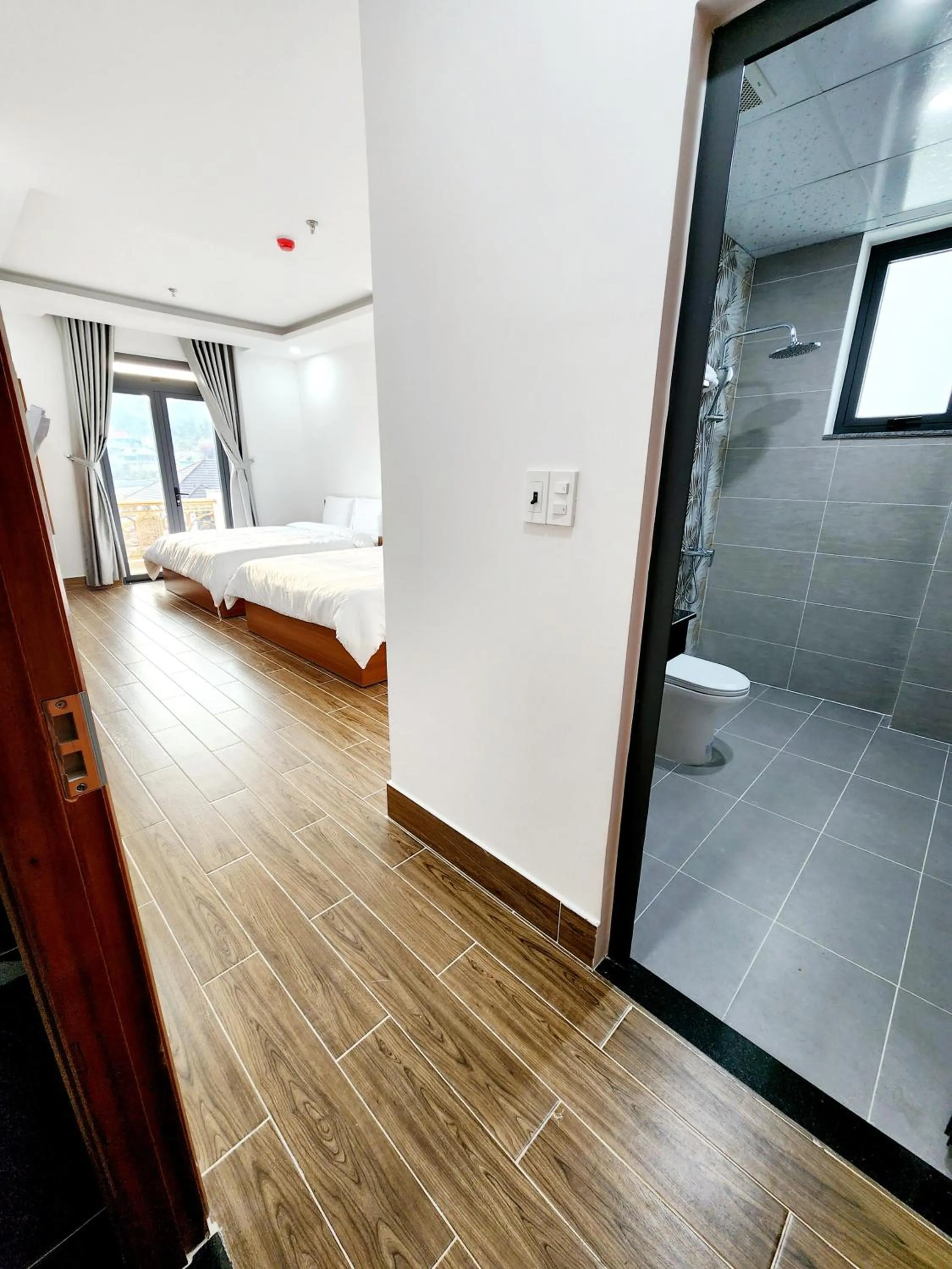 Shower, Bed in Happy Bun Hotel Da Lat