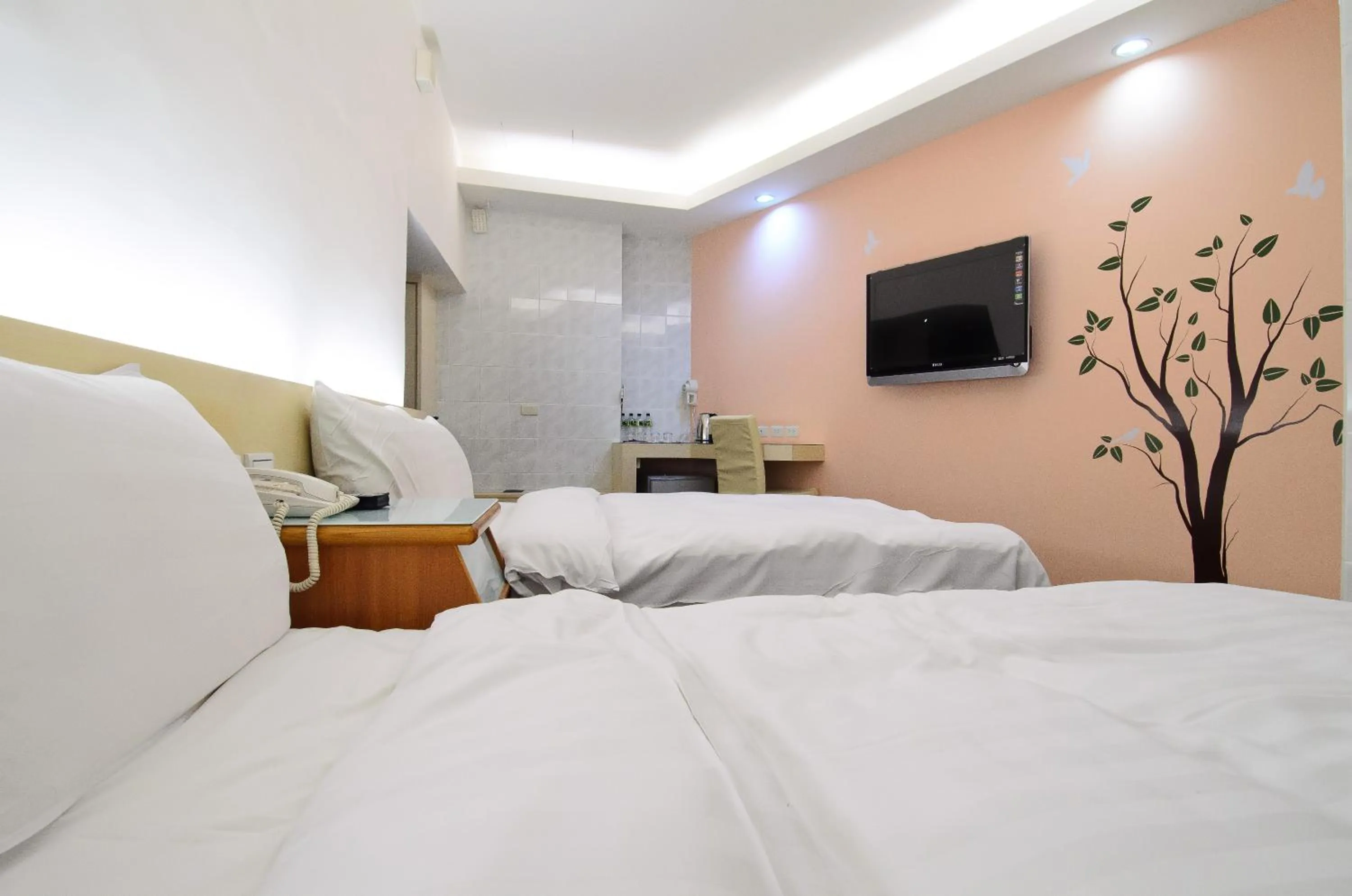 Photo of the whole room, Bed in Yuh-Tarng Hotel