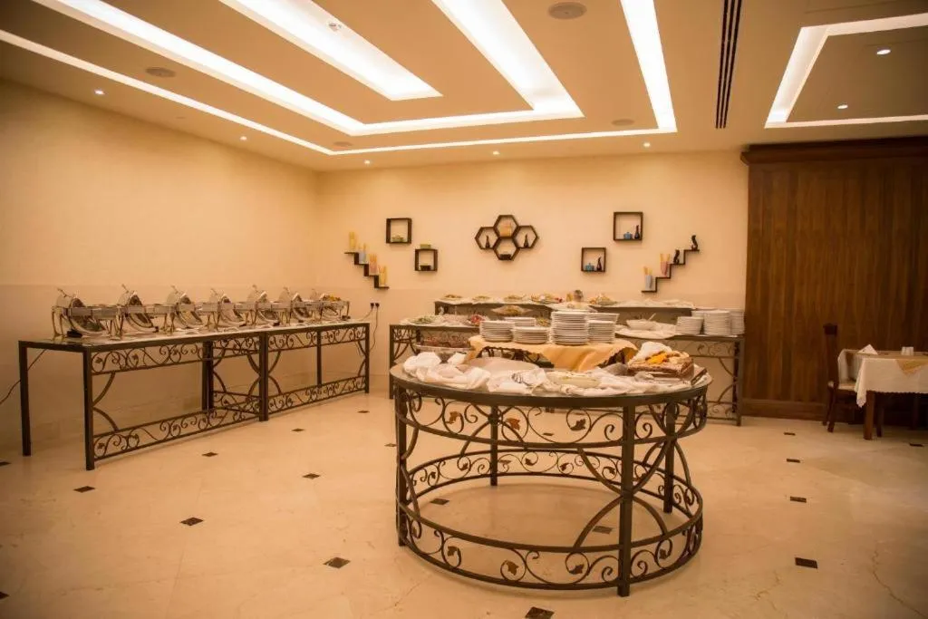 Restaurant/places to eat in Arena By Trend