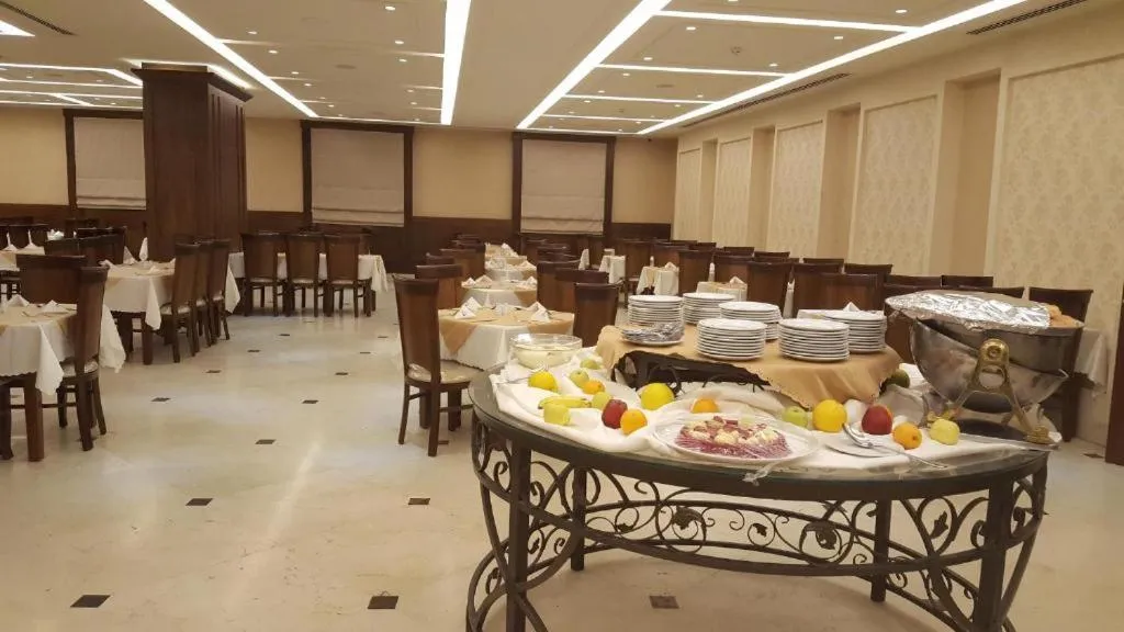 Restaurant/places to eat in Arena By Trend