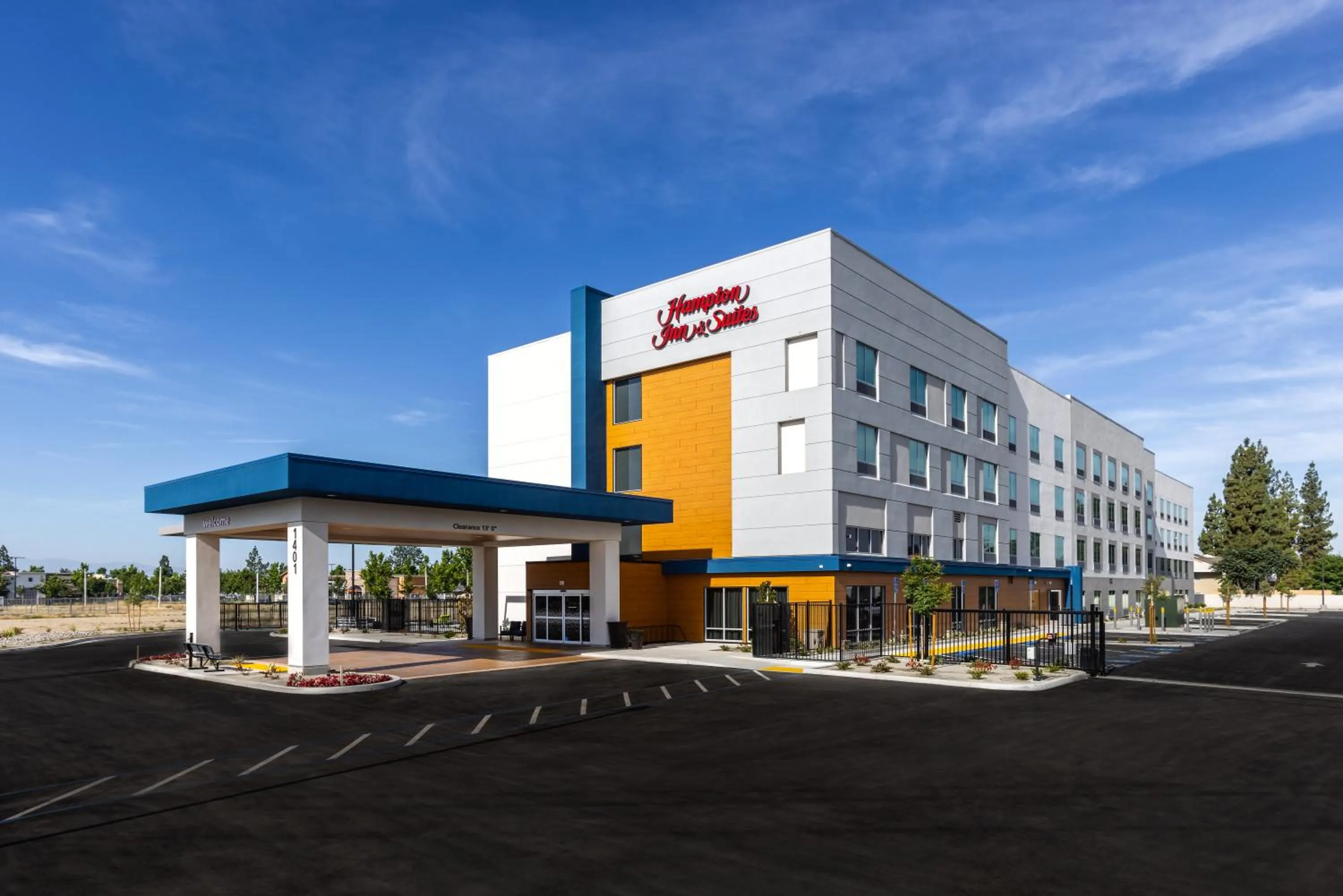 Property building in Hampton Inn & Suites Bakersfield Central