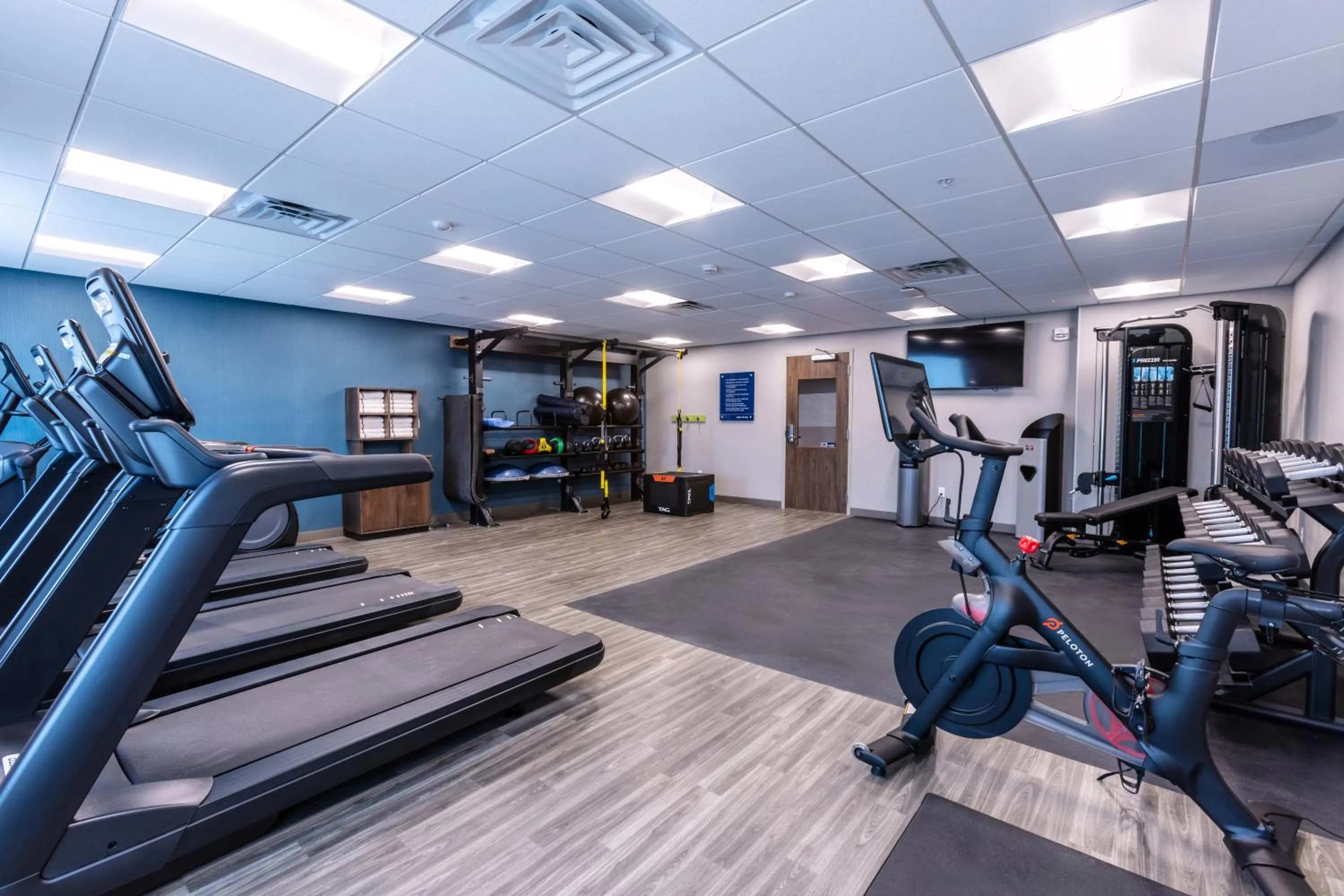 Fitness centre/facilities in Hampton Inn & Suites Bakersfield Central