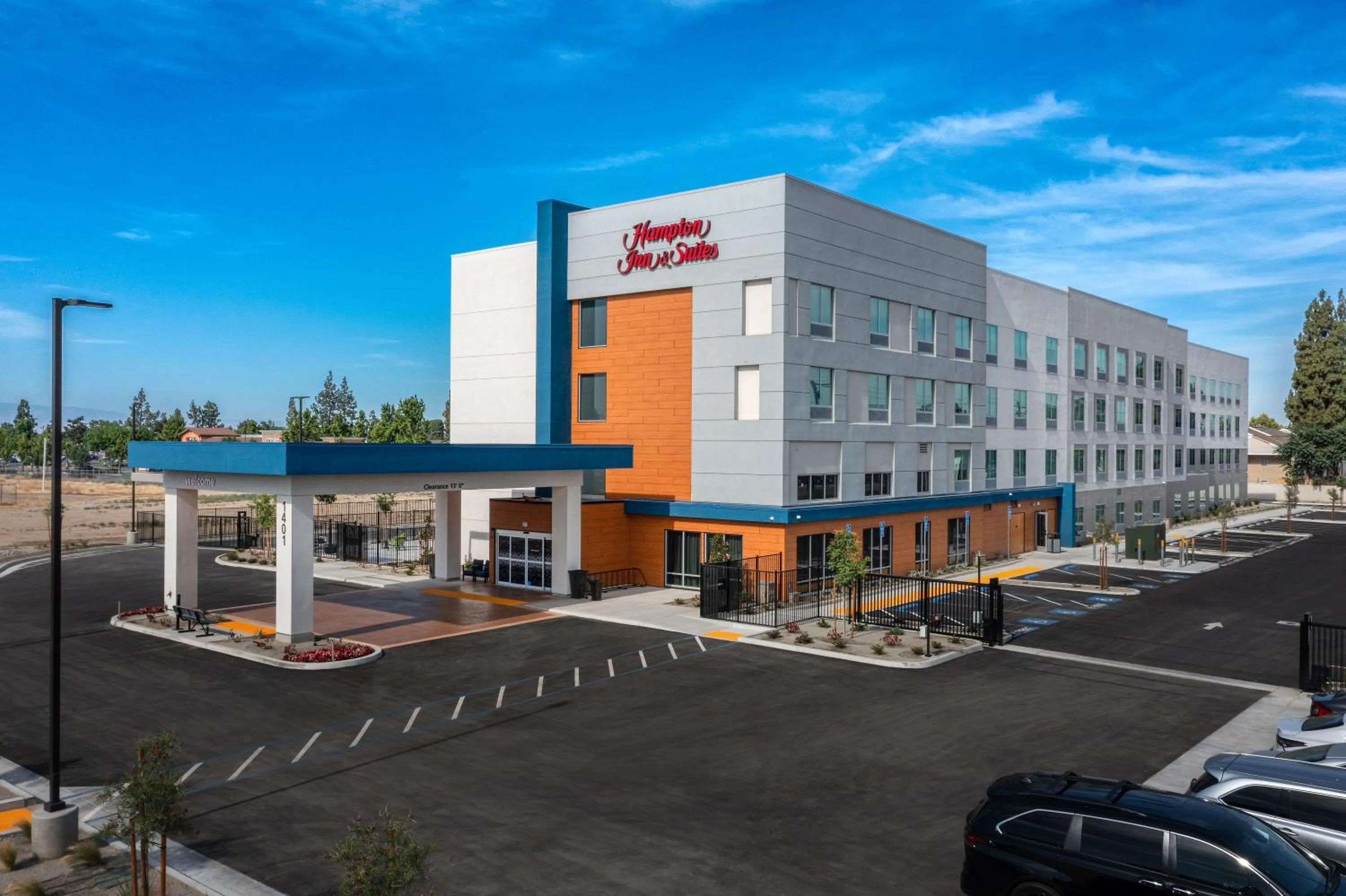 Property building in Hampton Inn & Suites Bakersfield Central