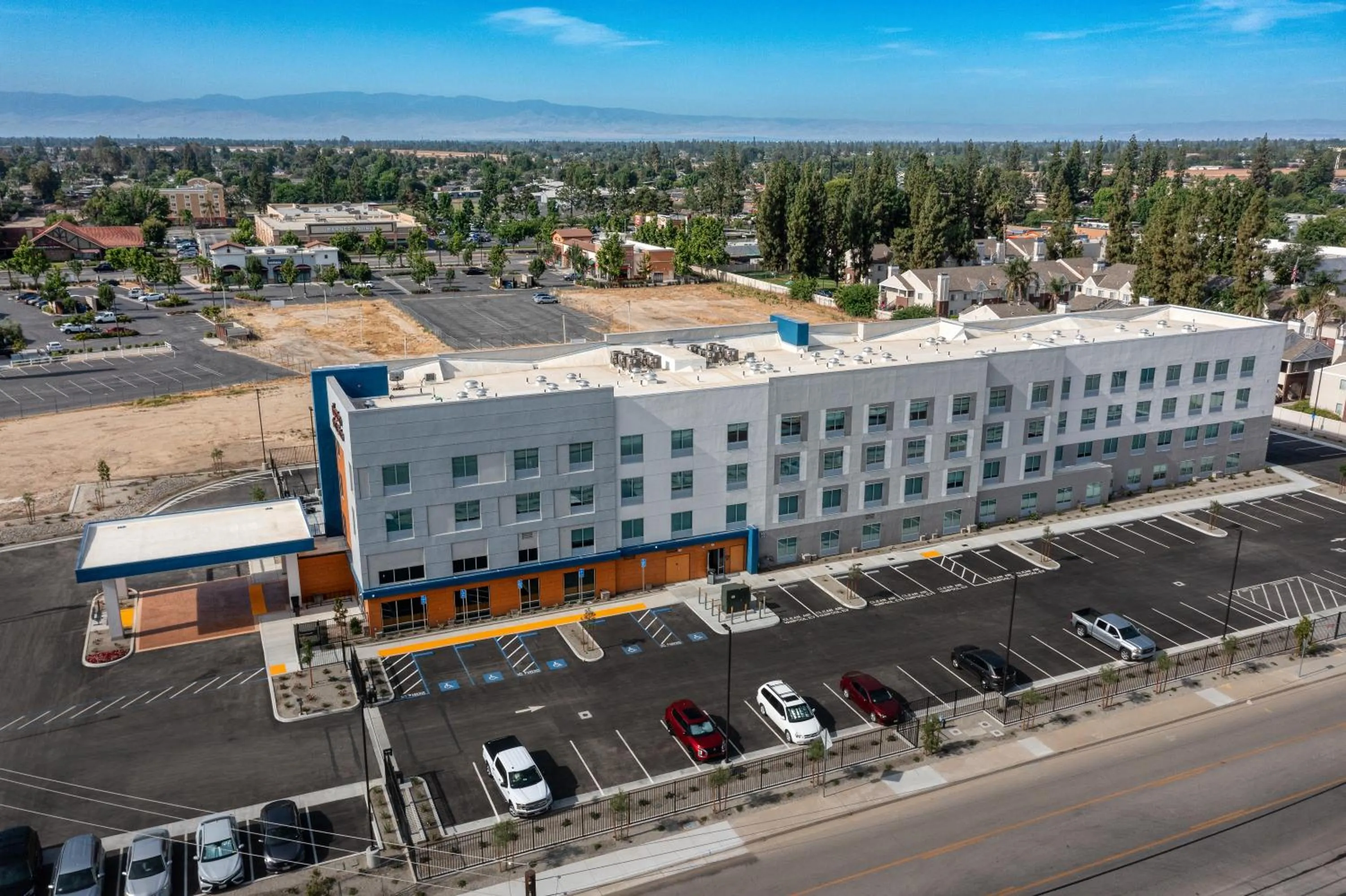 Property building in Hampton Inn & Suites Bakersfield Central
