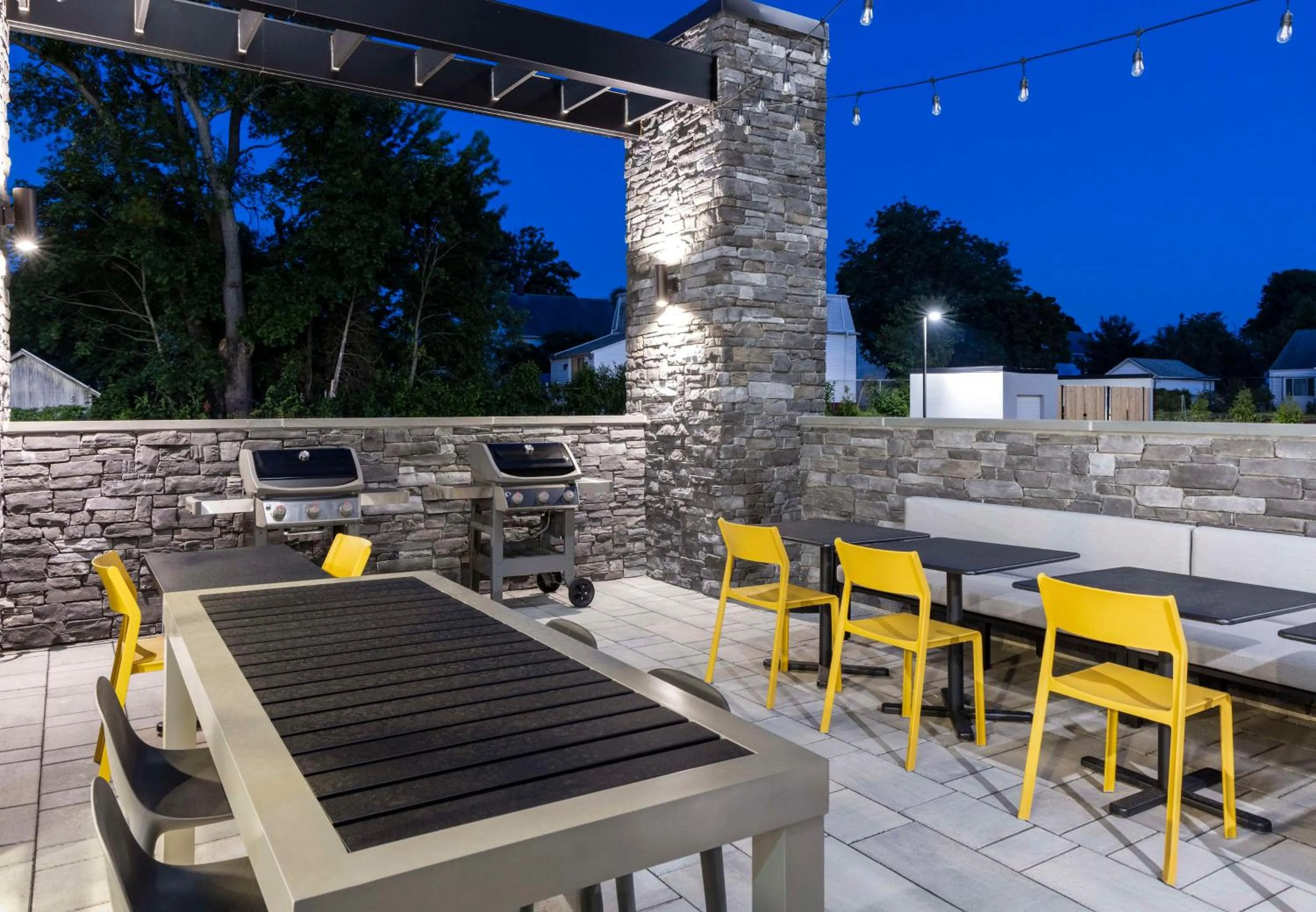 Dining area in Home2 Suites By Hilton East Haven New Haven