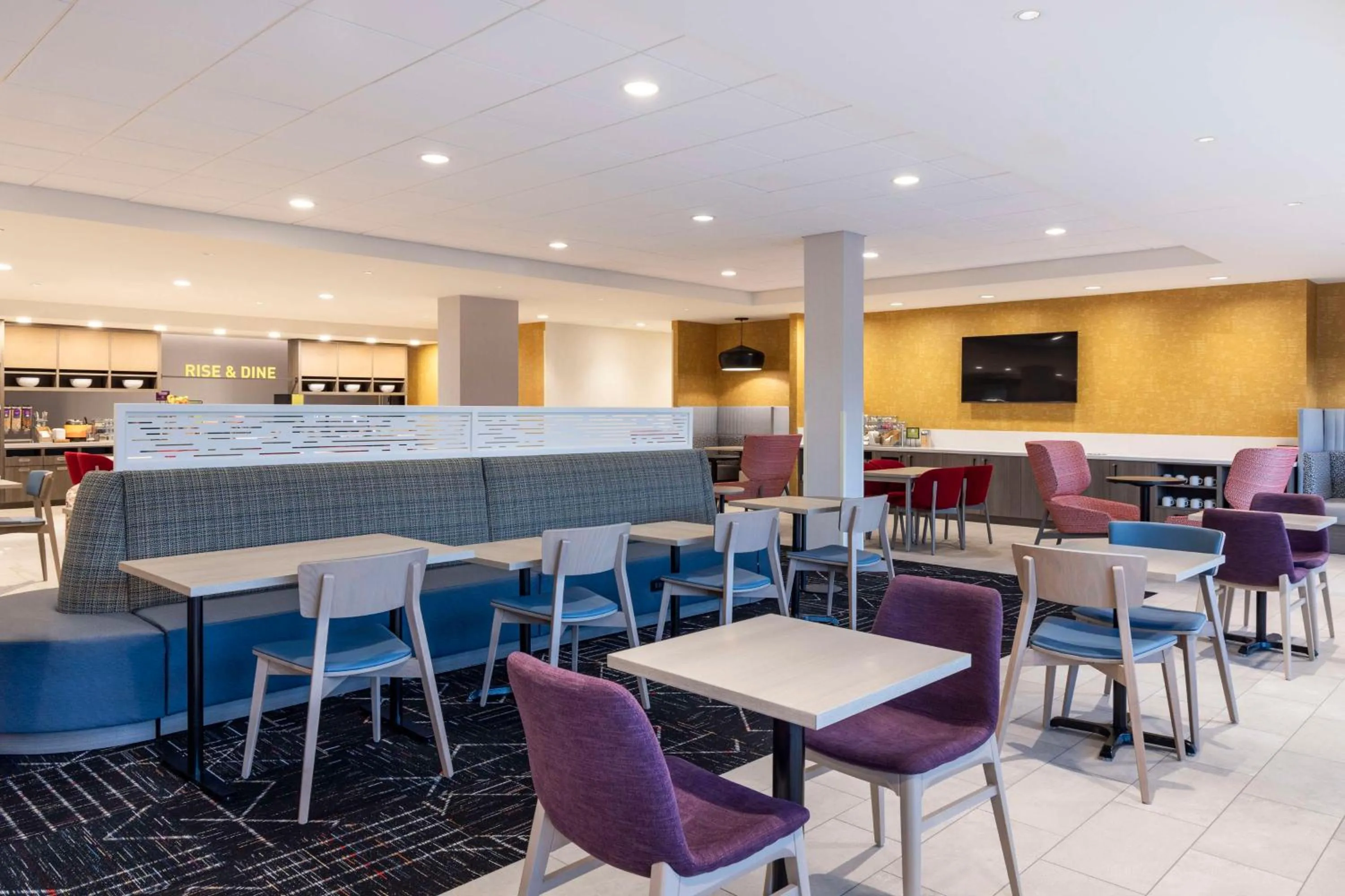 Dining area in Home2 Suites By Hilton East Haven New Haven