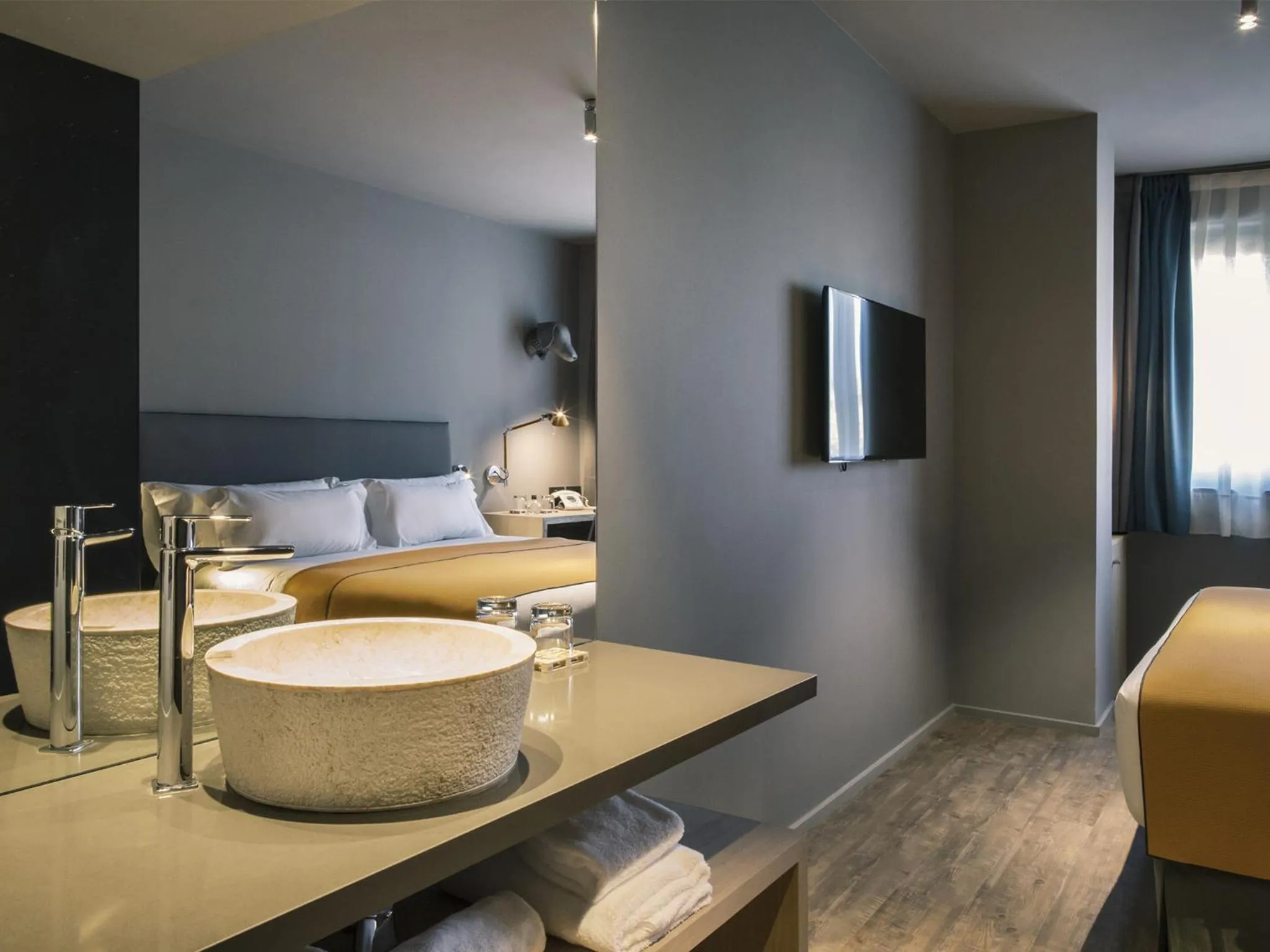 Bathroom, Bed in Yurbban Trafalgar Hotel