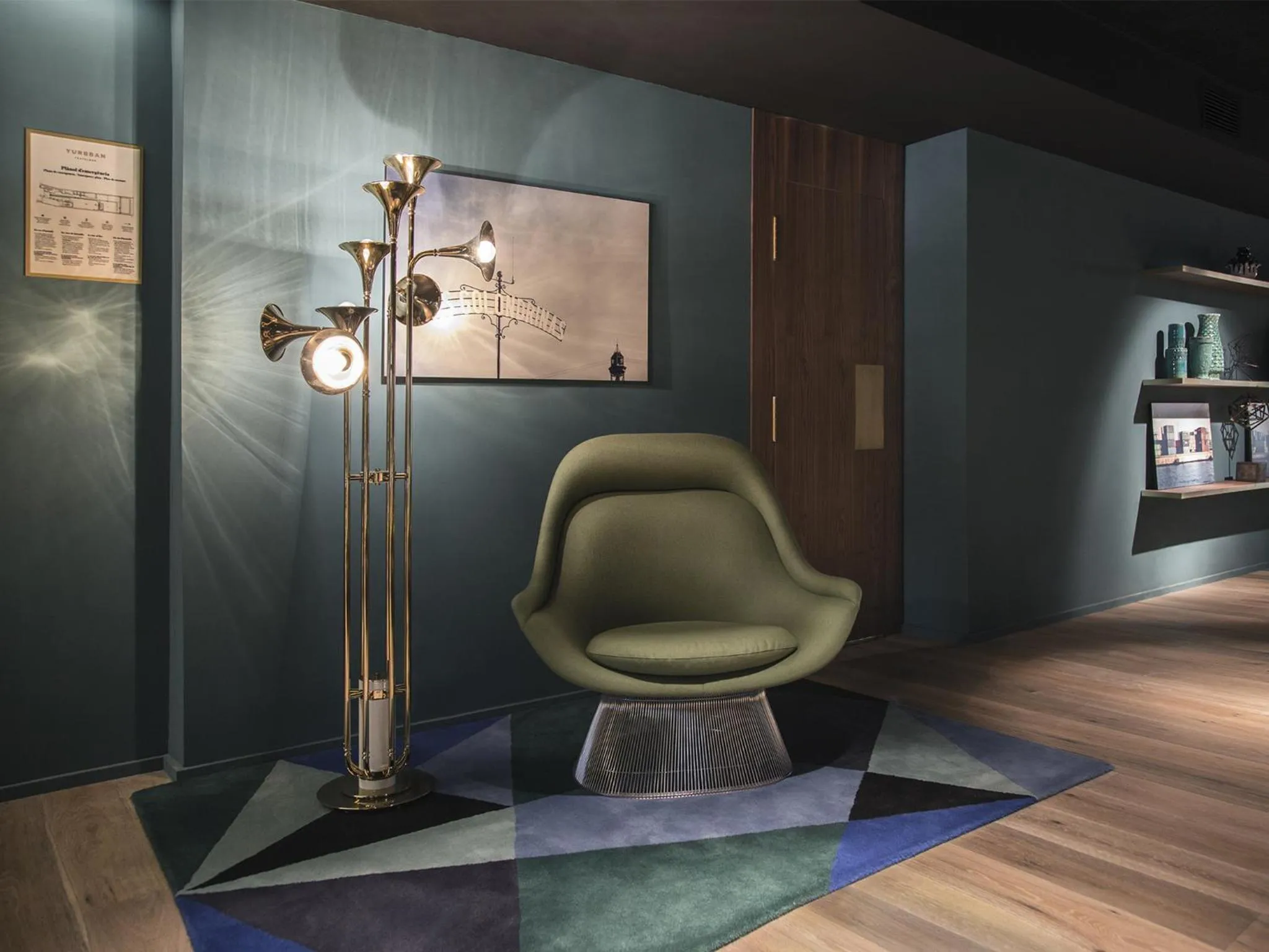 Communal lounge/ TV room in Yurbban Trafalgar Hotel