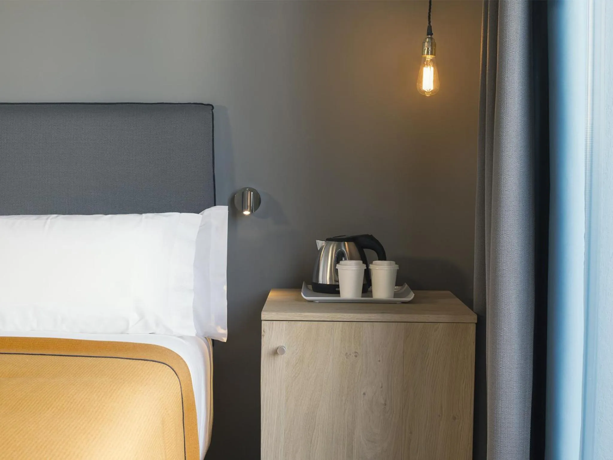 Coffee/tea facilities, Bed in Yurbban Trafalgar Hotel