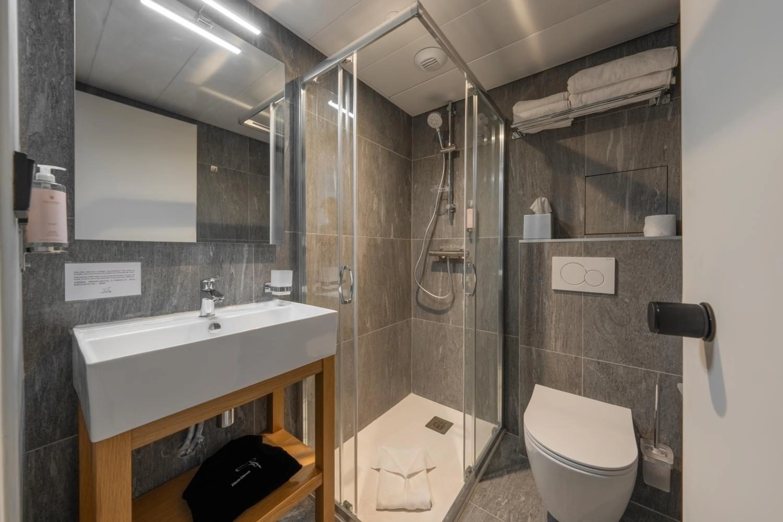 Shower in GREEN PARK HOTEL PARIS