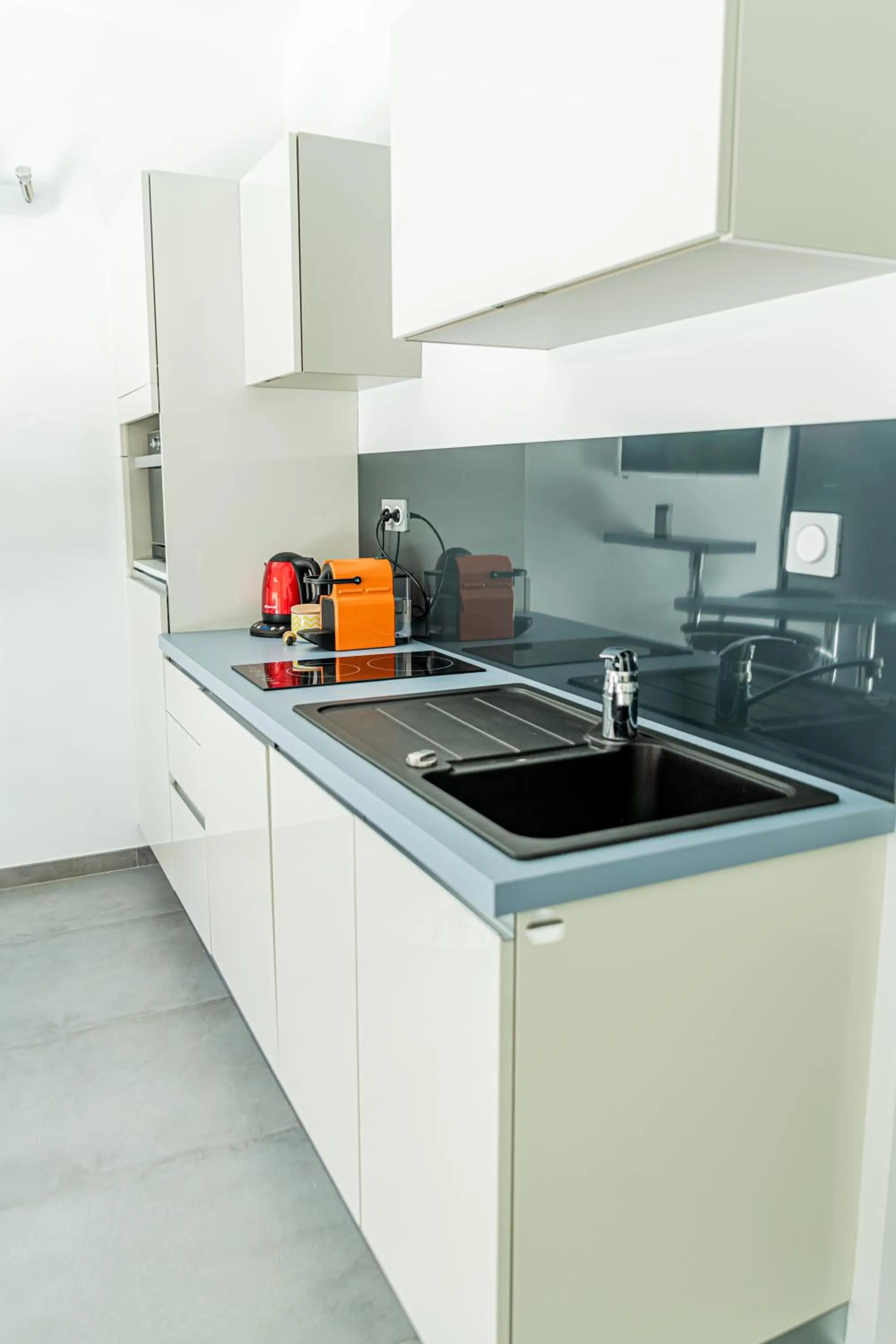 Coffee/tea facilities in Sous les oliviers - Jacuzzi - Studios de standing tout-équipés