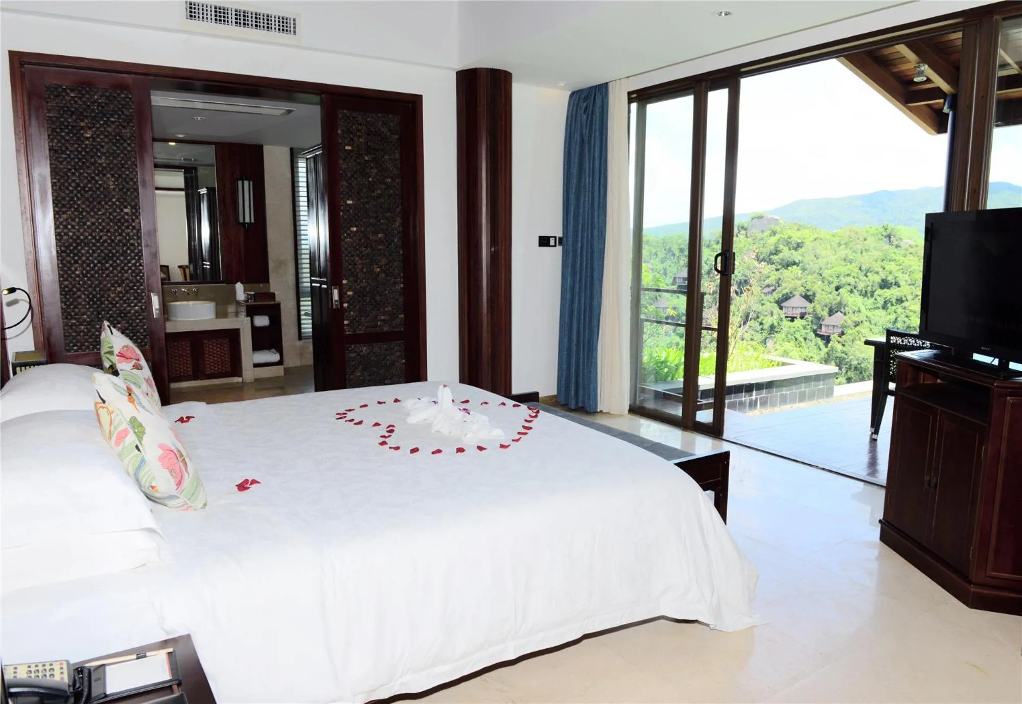 Bed in Yalong Bay Earthly Paradise Birds Nest Resort （Mountain Villas)
