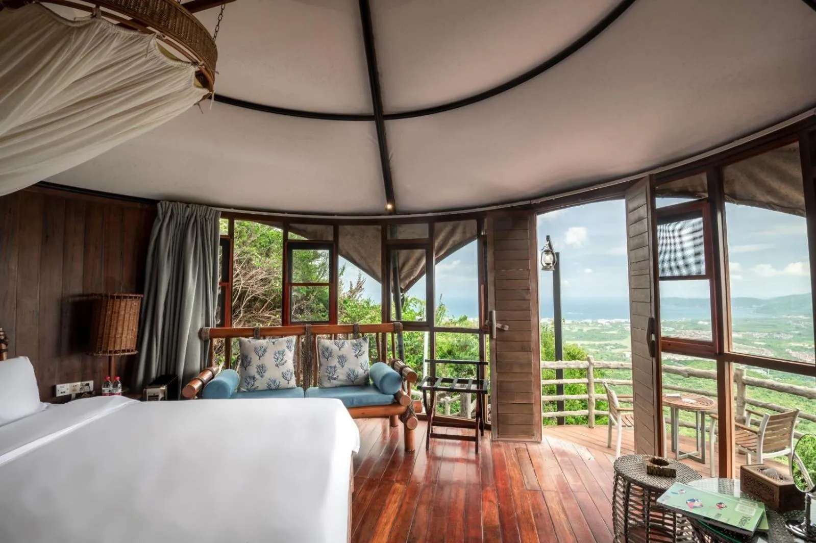 Bed in Yalong Bay Earthly Paradise Birds Nest Resort （Mountain Villas)