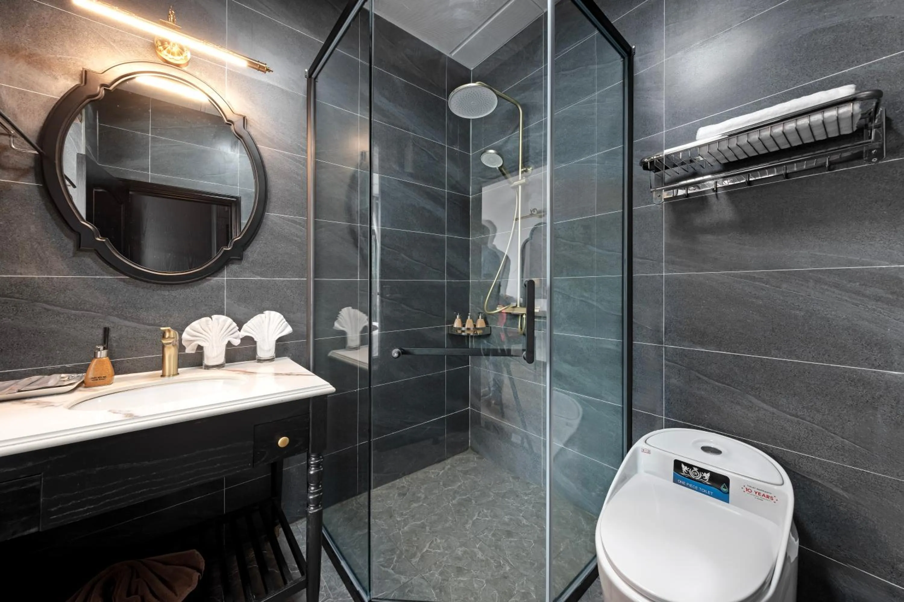 Shower in Indochine Boutique Hotel Ninh Bình