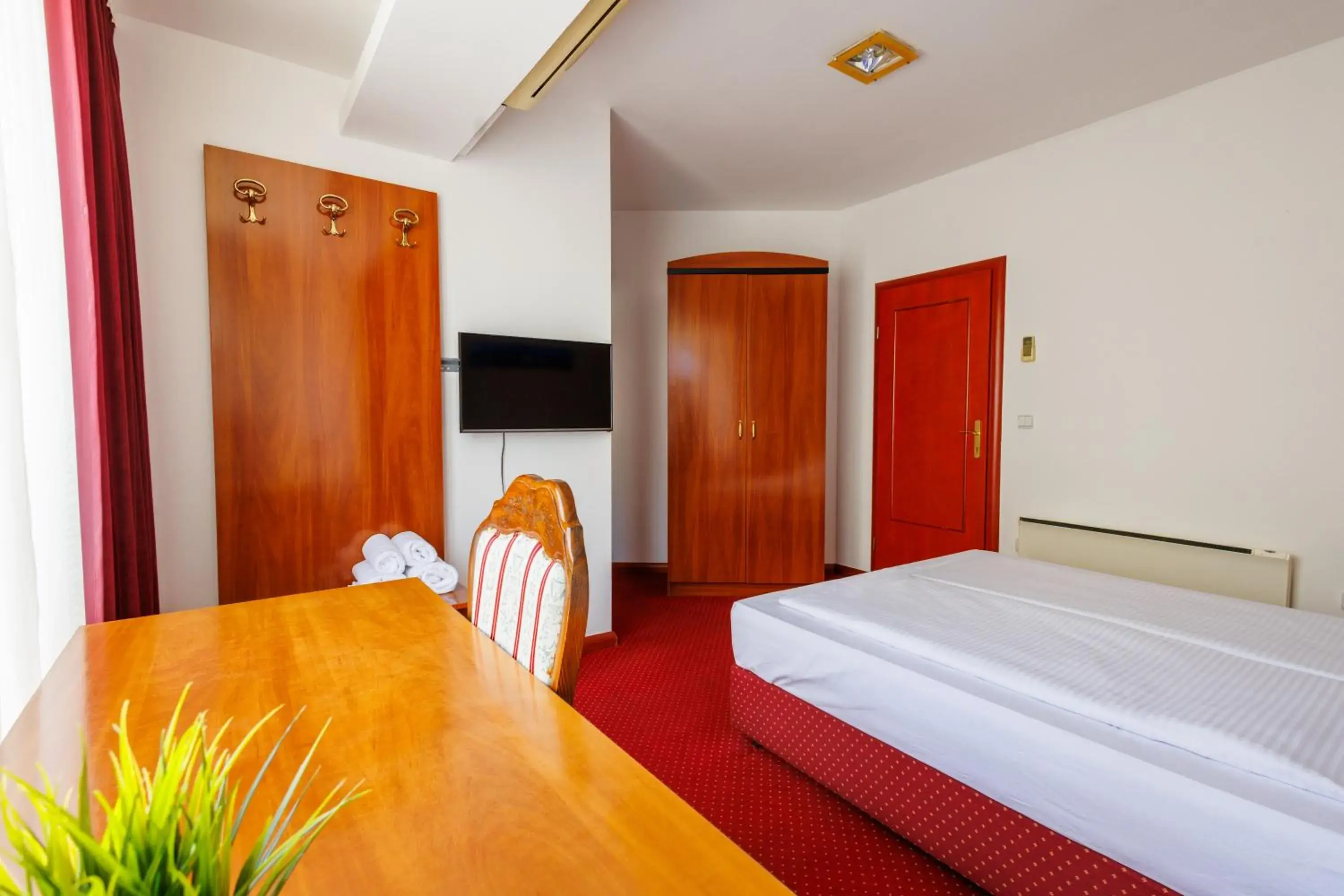 Single Room with Private Bathroom - single occupancy in Pansion Strossmayer Single Room with Private Bathroom - single occupancy in Pansion Strossmayer