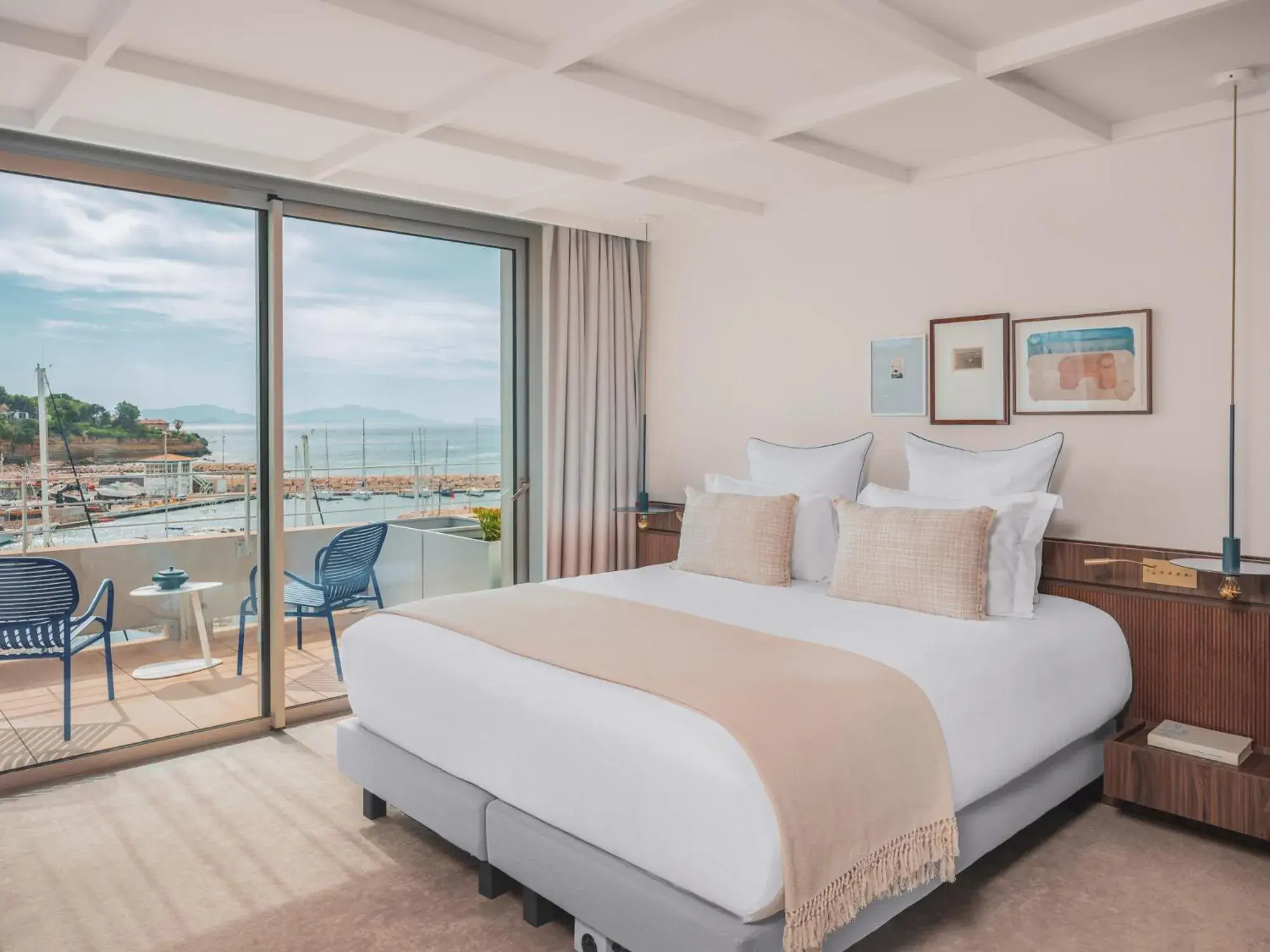 Patio, Bed in Bleu Hôtel & Spa Patio, Bed in Bleu Hôtel & Spa