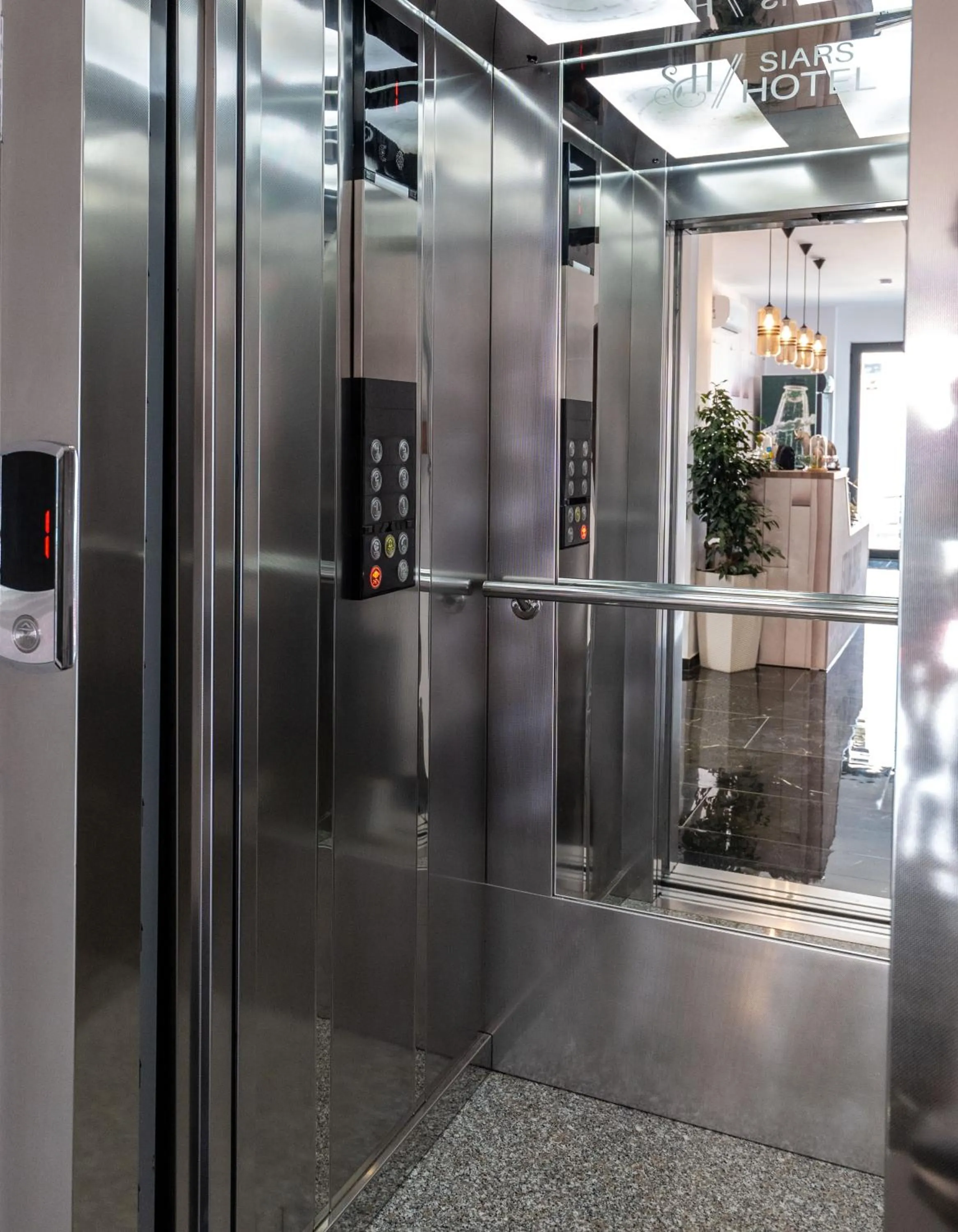 elevator in Hotel Siars