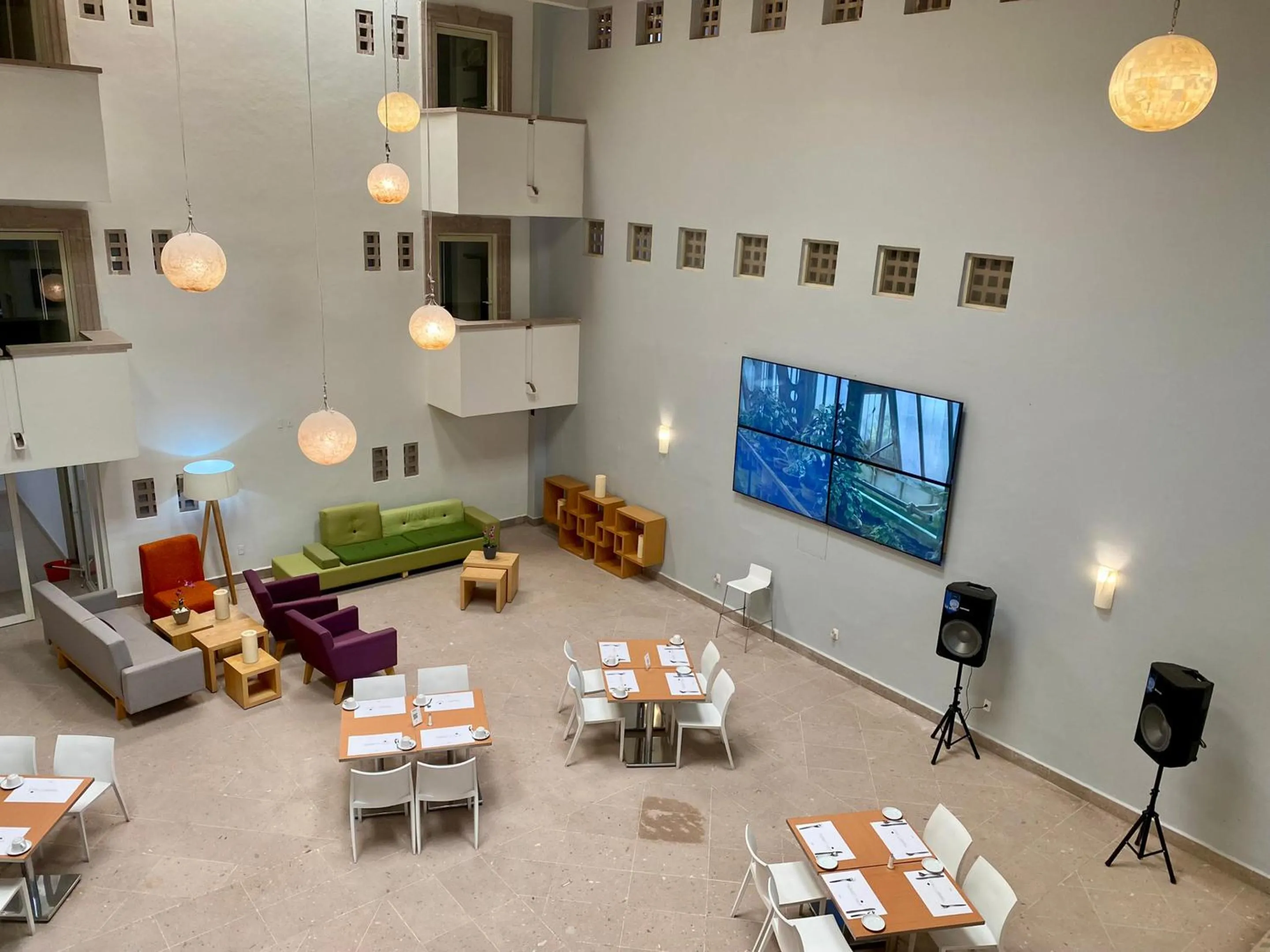 Dining area in InHouse Hotel León