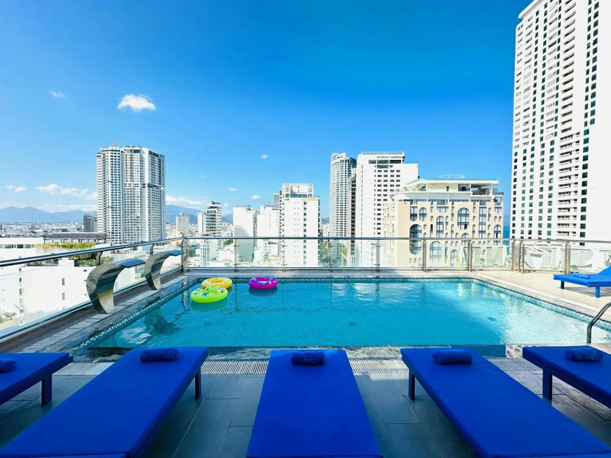 Swimming pool in SANDALS ISLAND HOTEL Swimming pool in SANDALS ISLAND HOTEL