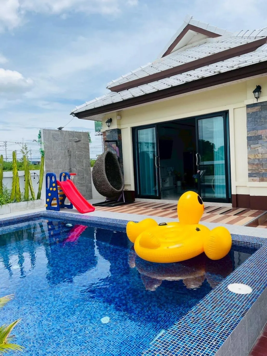 Swimming pool in LV Villa Cha-am