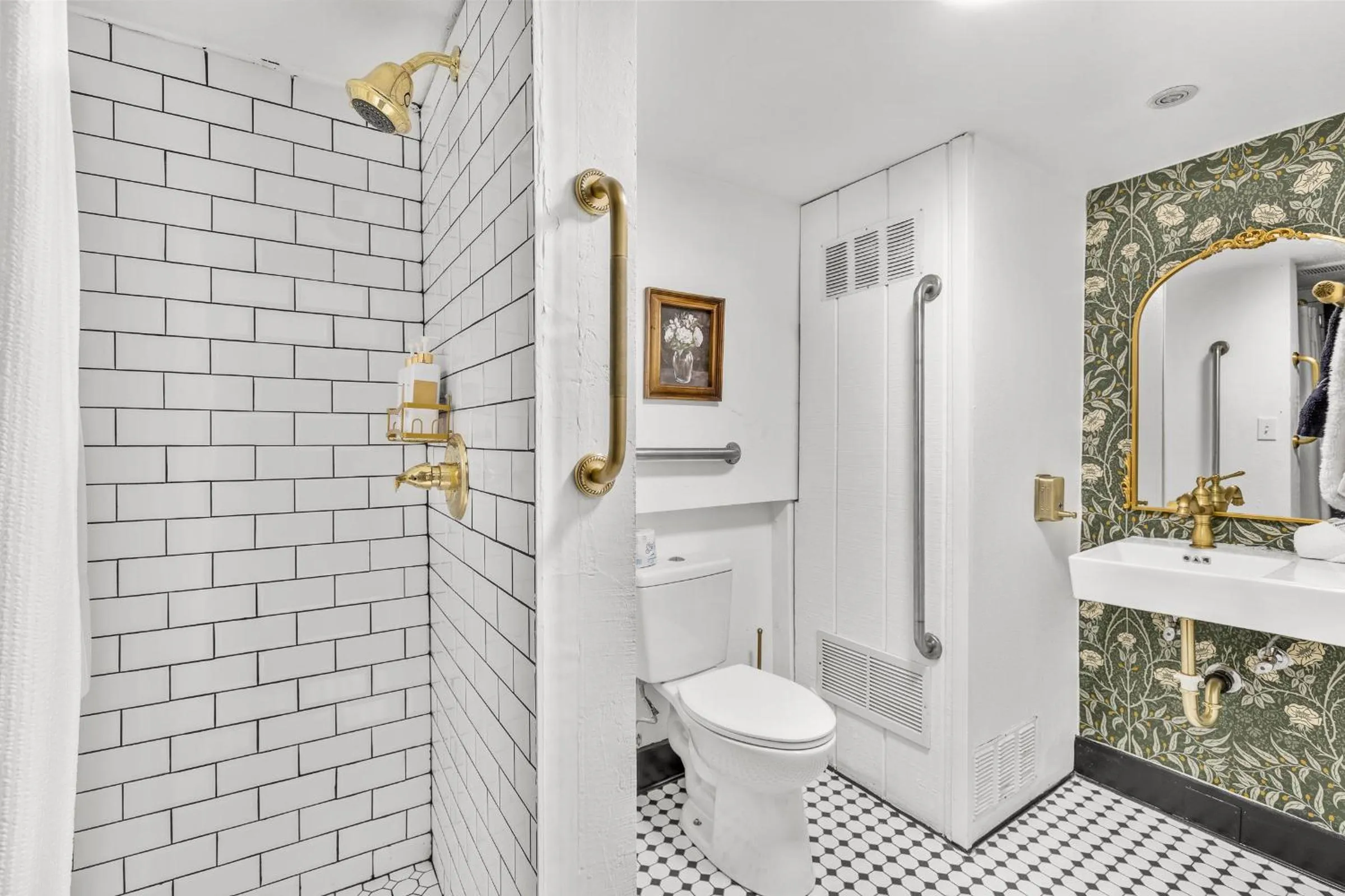 Shower in The Historic Grand Canyon Hotel