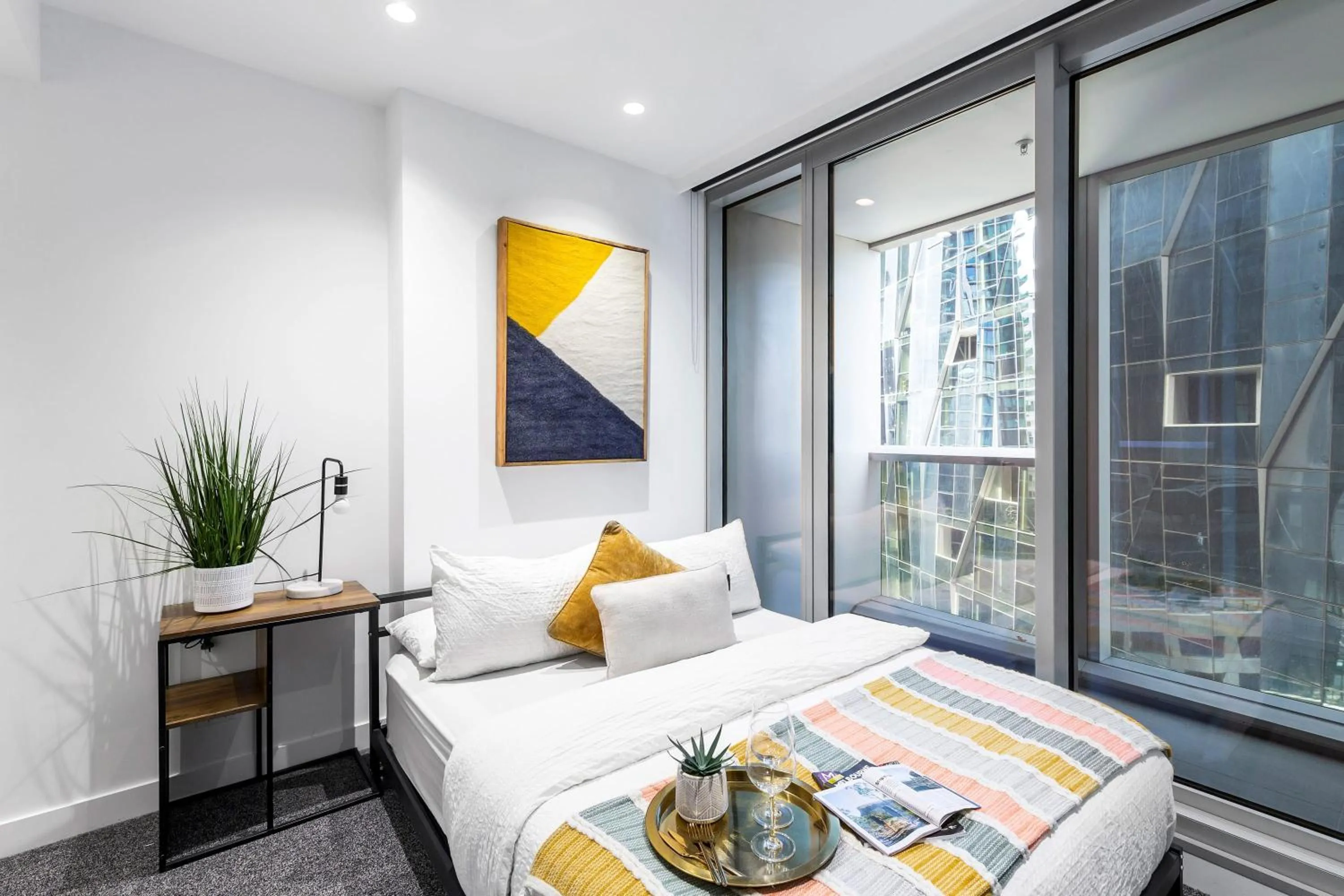 Bed in A Lovely Apt Right Next to Southern Cross Station