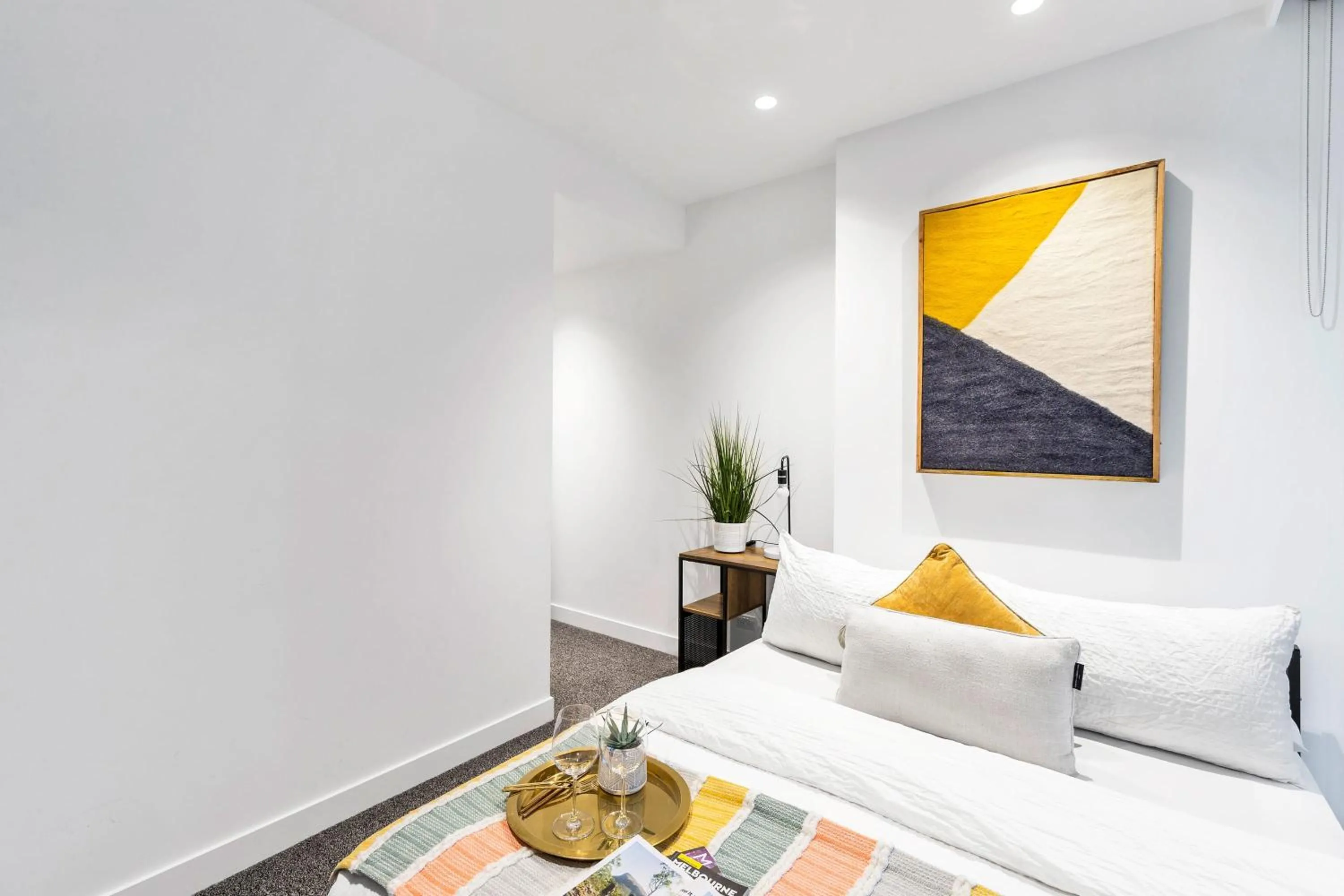 Bed in A Lovely Apt Right Next to Southern Cross Station