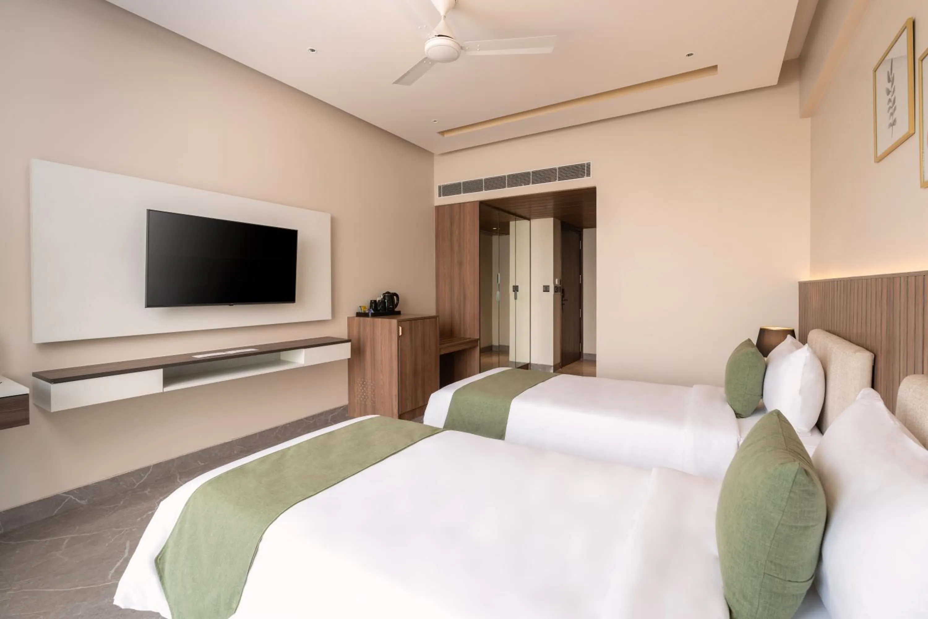 Coffee/tea facilities, Bed in Foxtrail, Sector 42 - AM Hotel Kollection