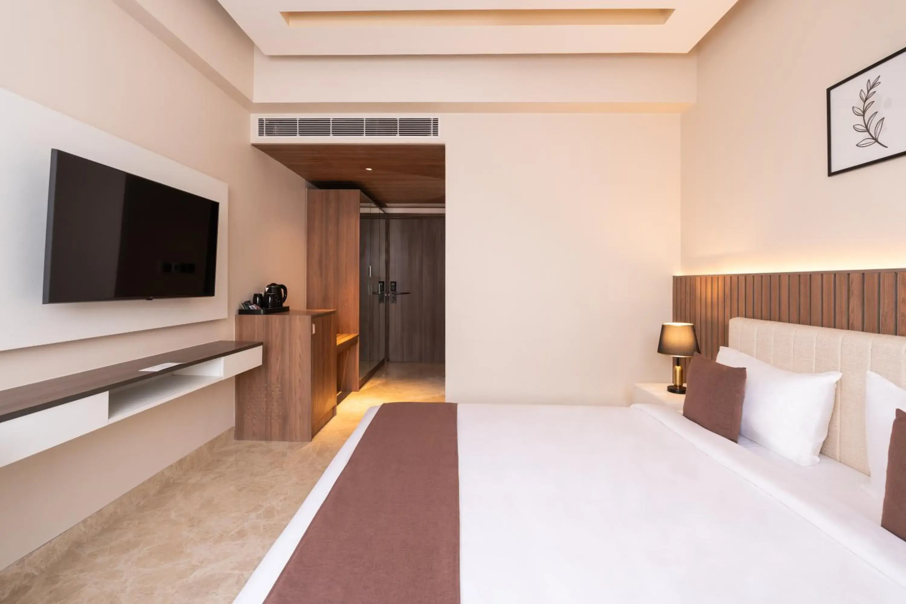 Coffee/tea facilities, Bed in Foxtrail, Sector 42 - AM Hotel Kollection Coffee/tea facilities, Bed in Foxtrail, Sector 42 - AM Hotel Kollection