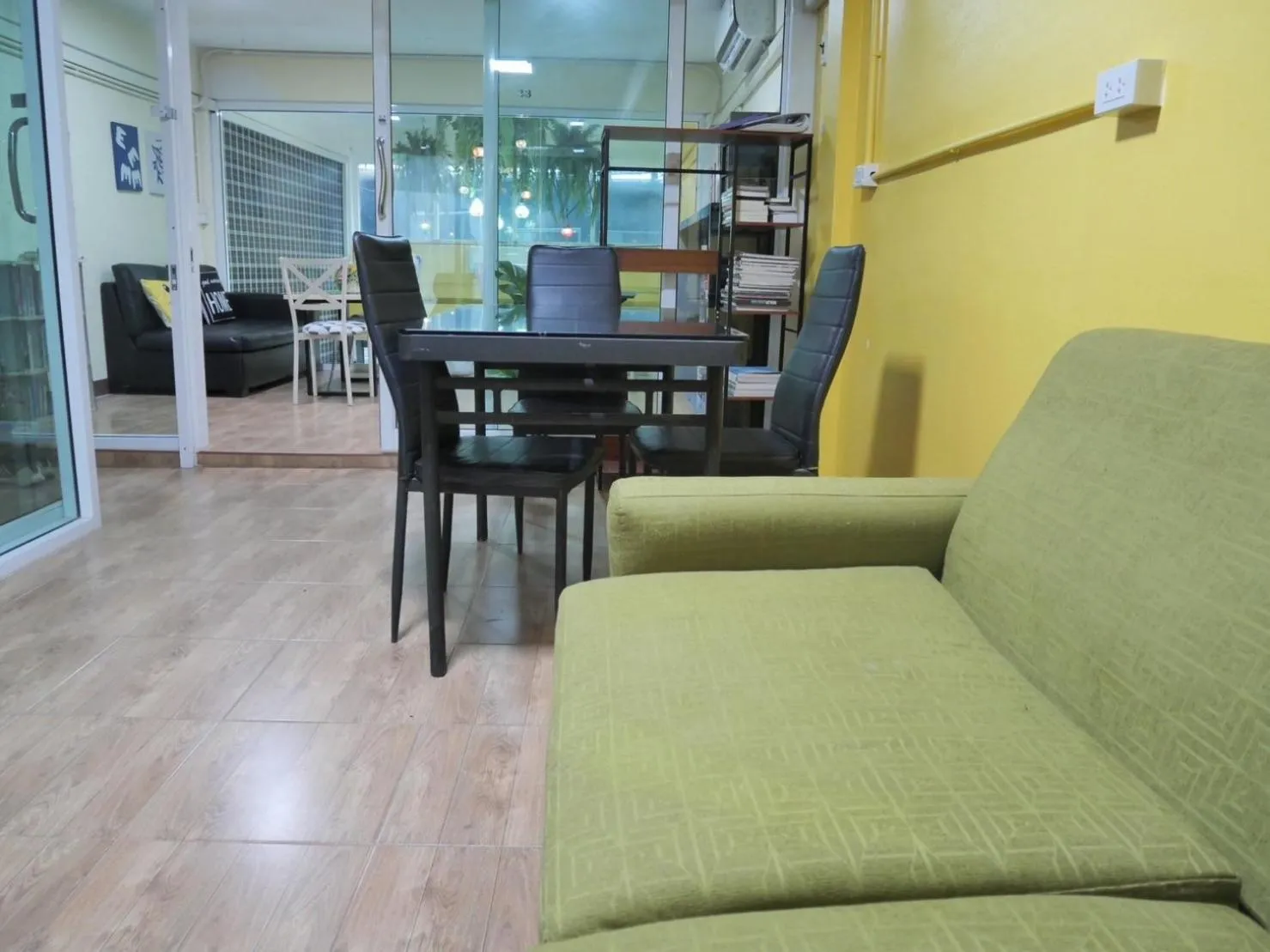 Communal lounge/ TV room in EZ Sleep @ Ratchada 19