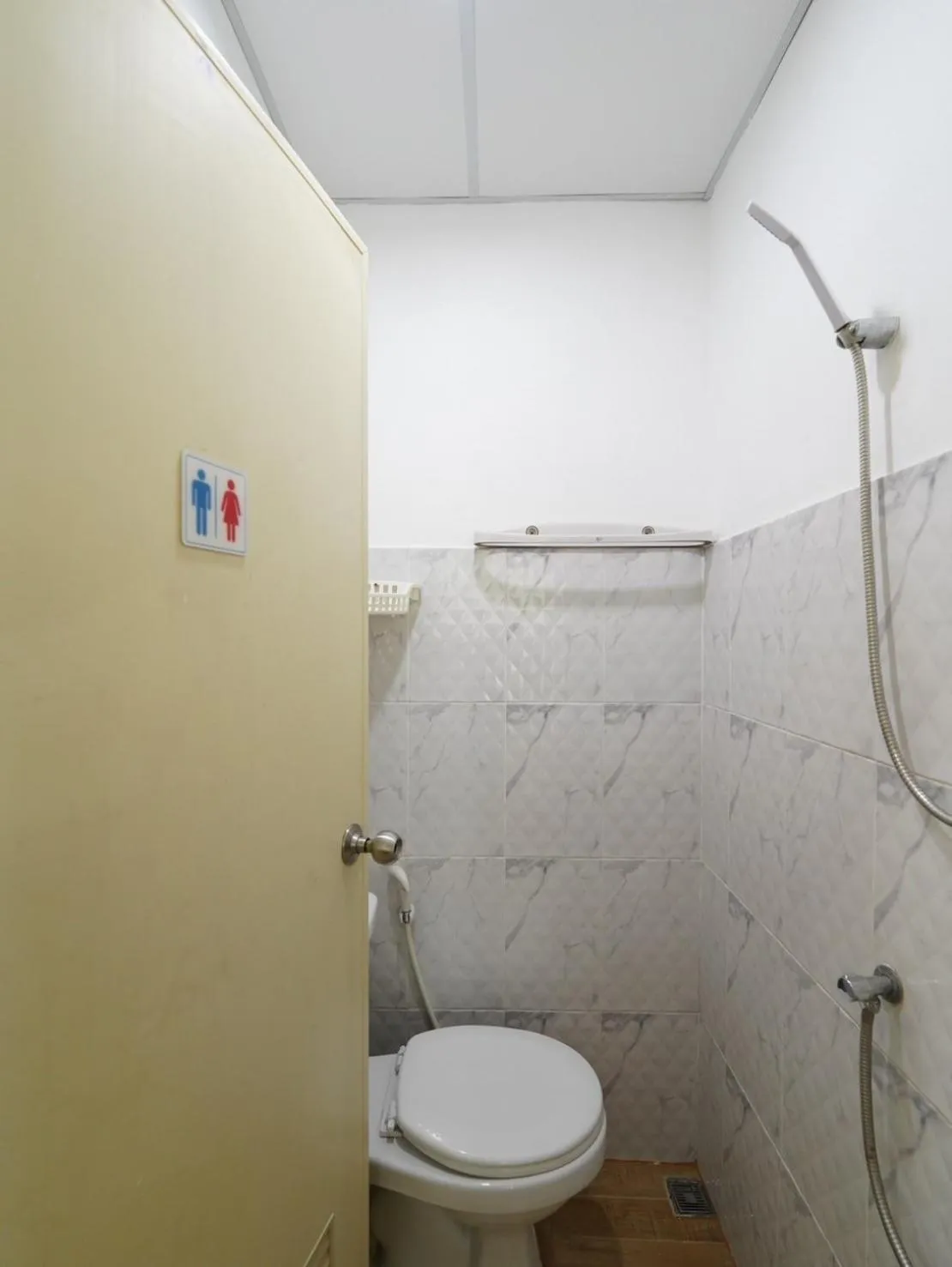 Toilet in EZ Sleep @ Ratchada 19